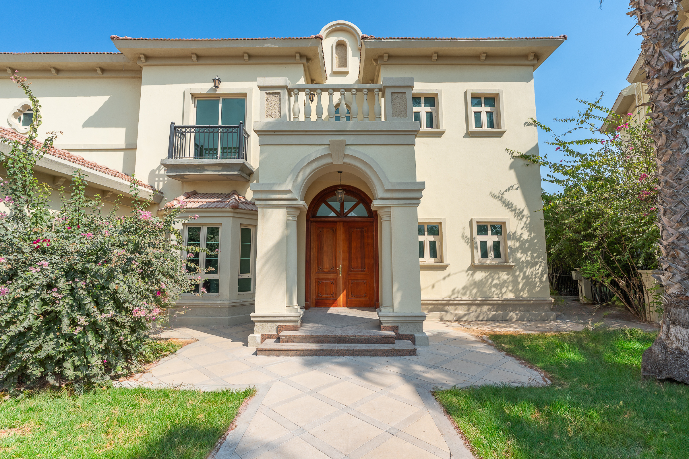 Four-Bed Villa by the Lake in Jumeirah Islands