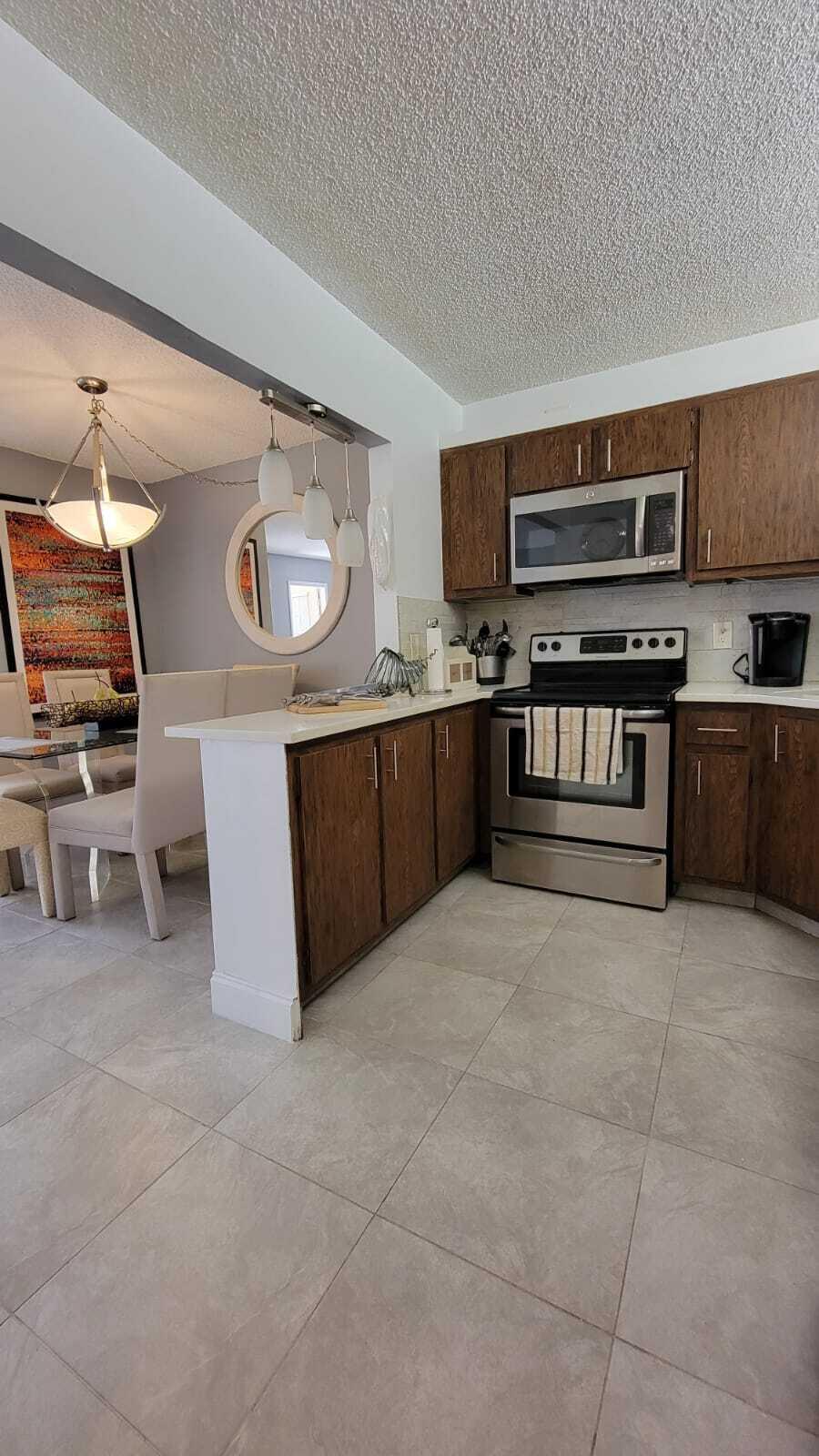 Pine Ridge Cir, Greenacres, FL 33463