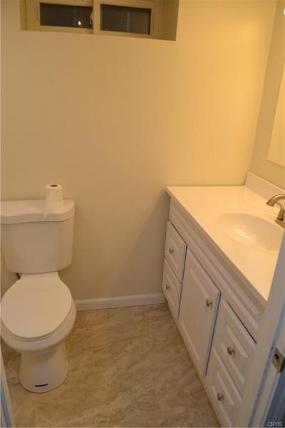 Malverne Dr, Syracuse, NY 13208