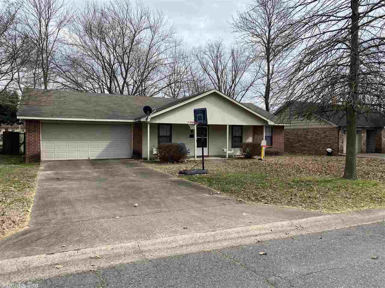 Davis St, Conway, AR 72034