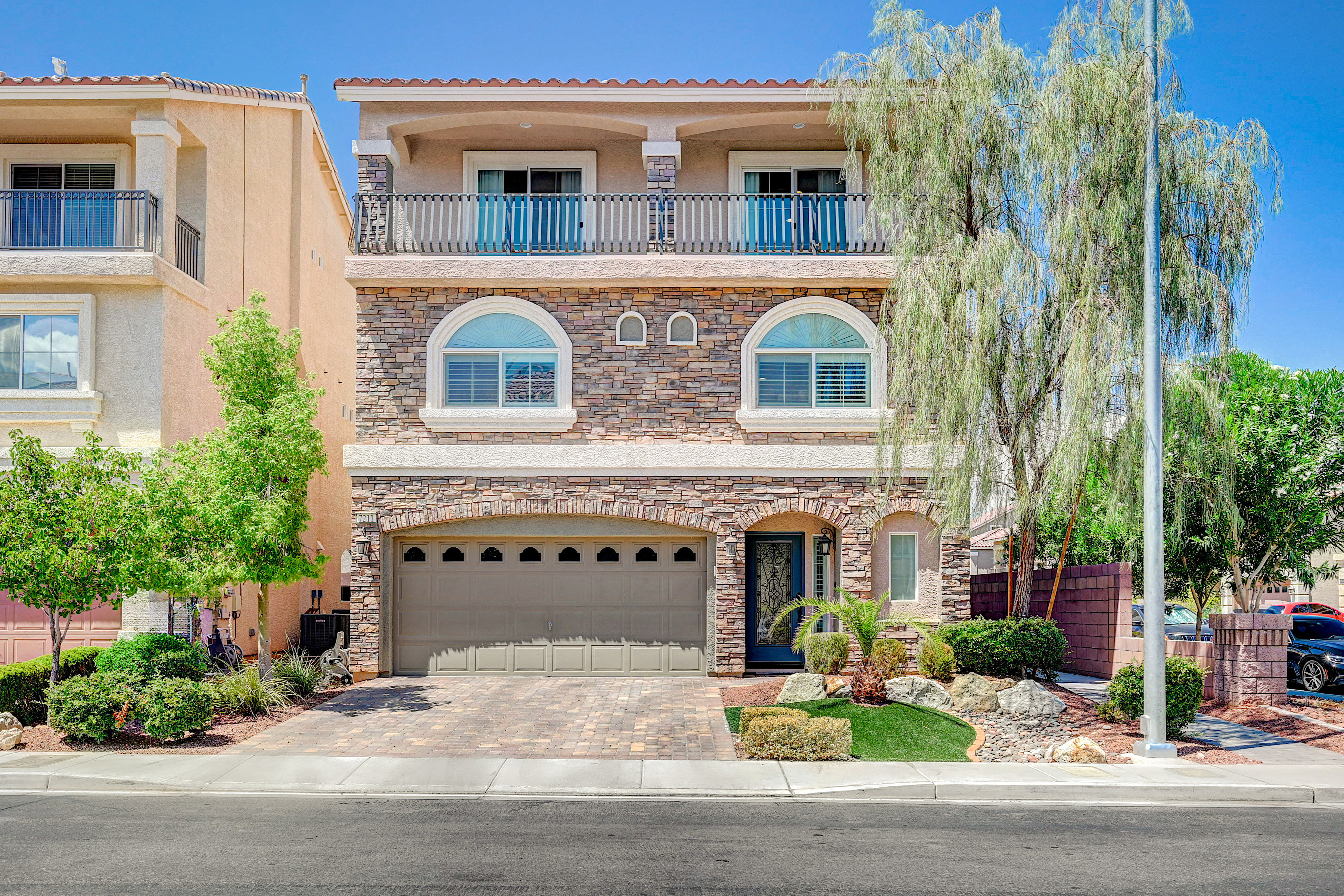 Elegant Corner Lot Home with Expansive Layout and Prime Location in Las Vegas