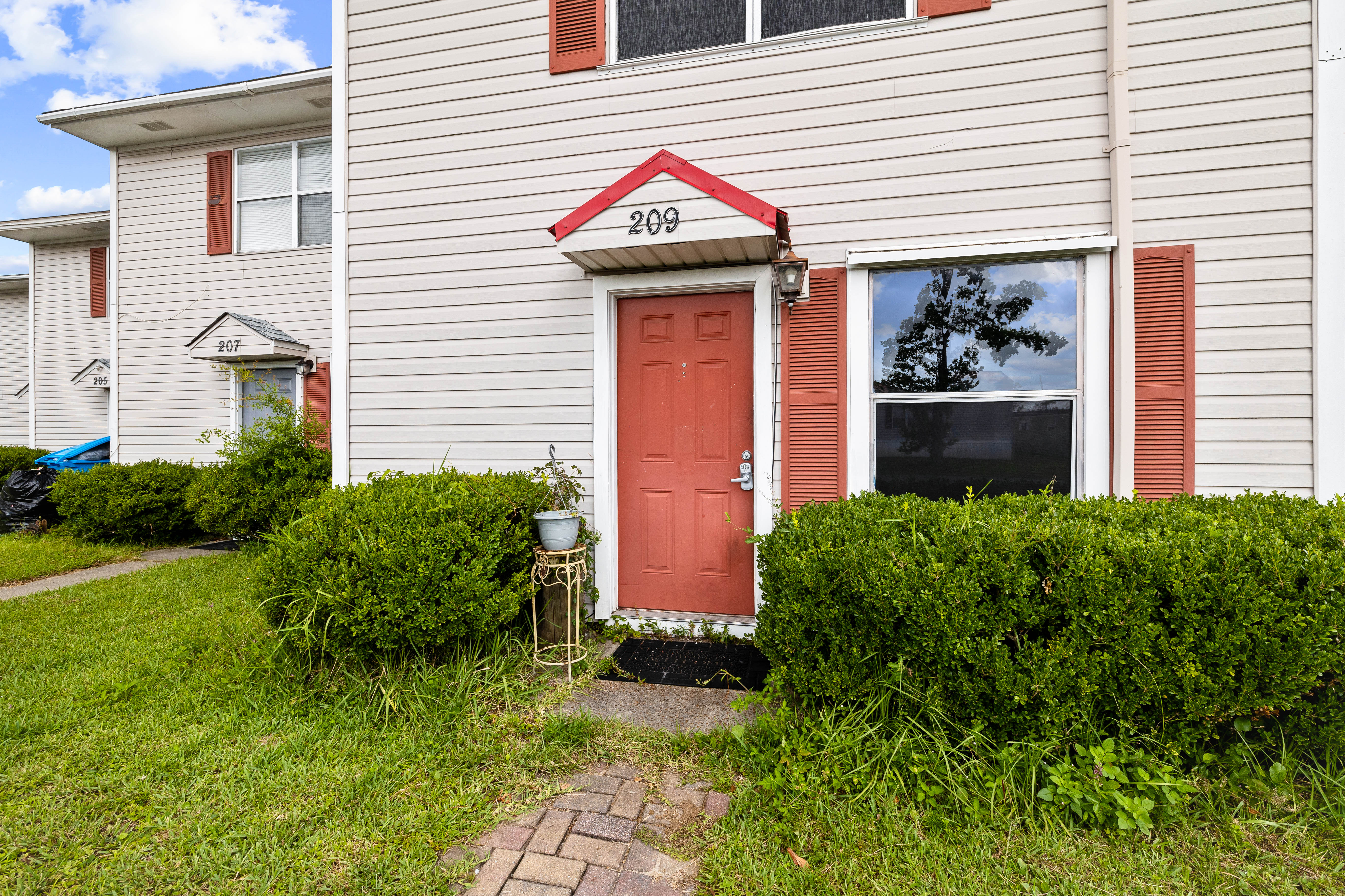 End-Unit Townhome Minutes From Air Force Base