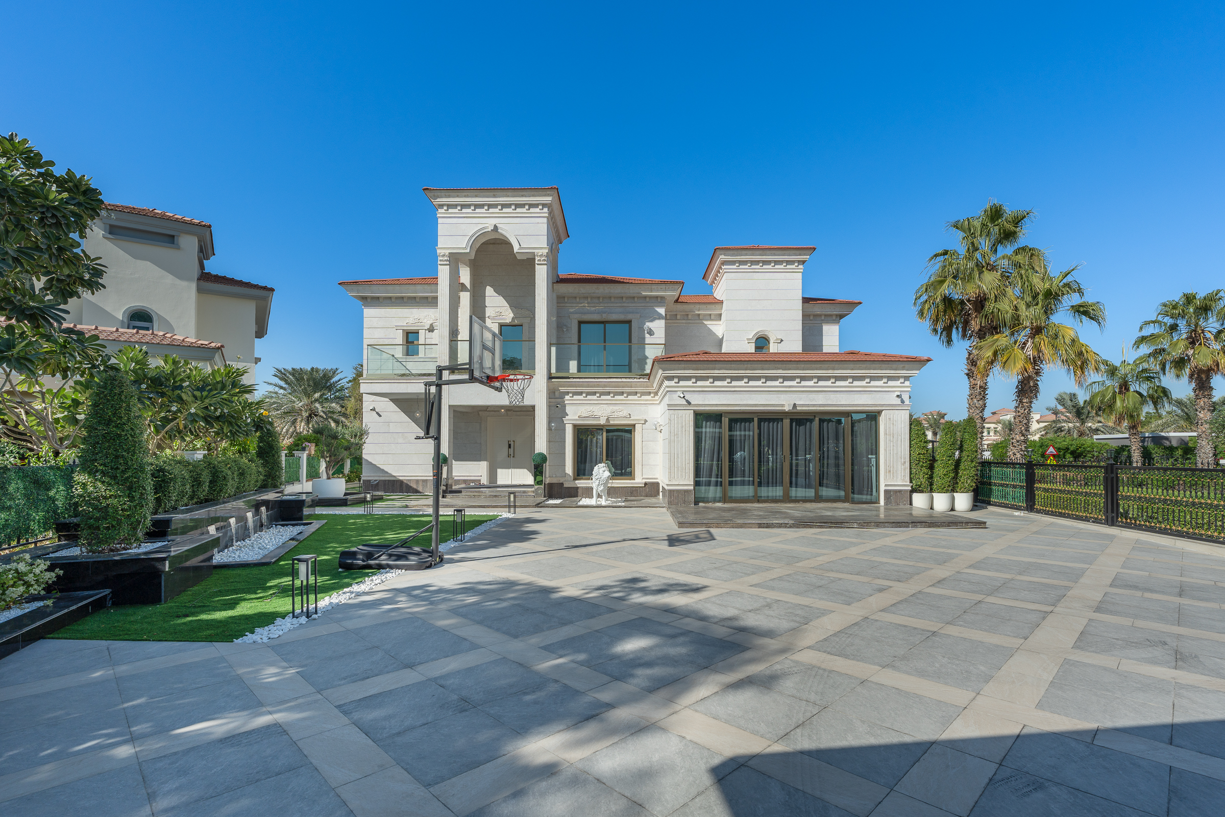 Luxury villa in Jumeirah Islands