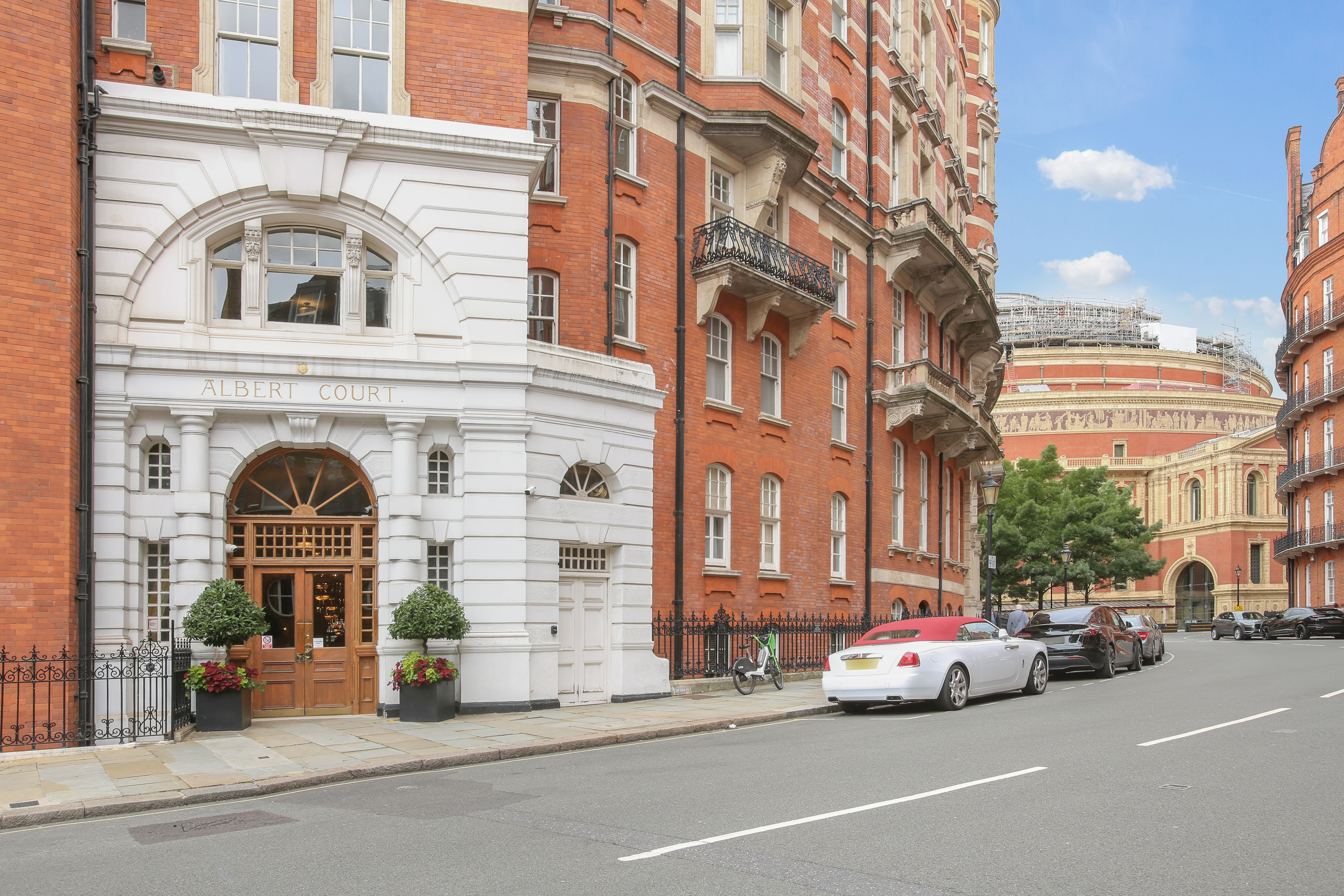 An impressive four-bedroom apartment in the heart of South Kensington