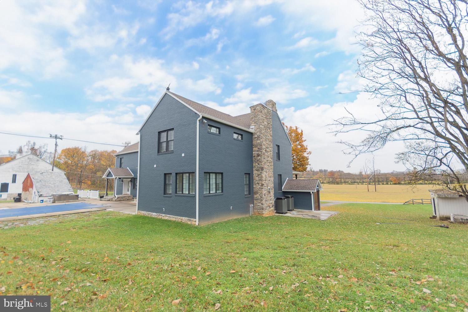 1643 Vineyard Rd, Falling Waters, WV 25419