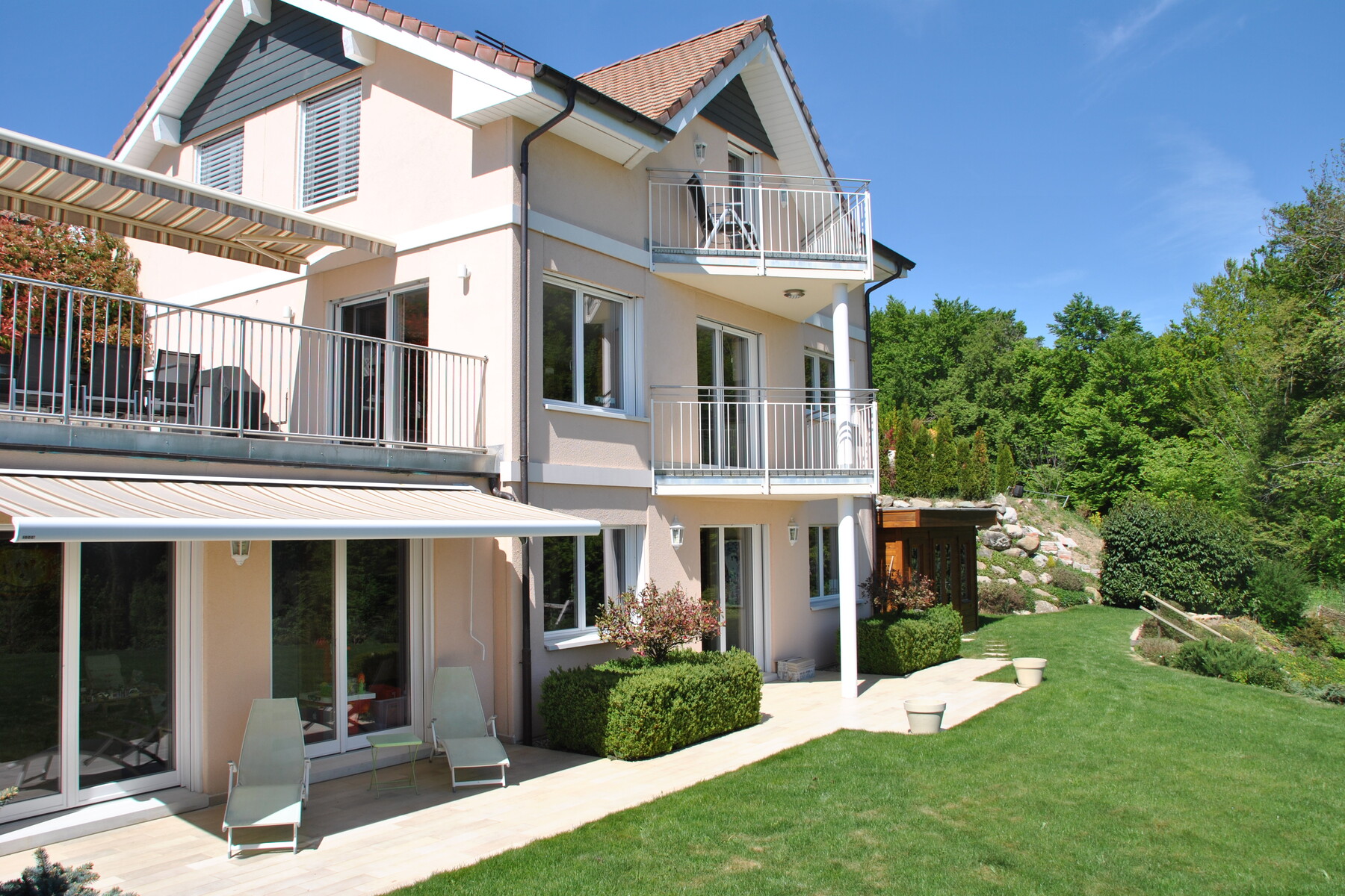 Family and bright detached villa with beautiful view