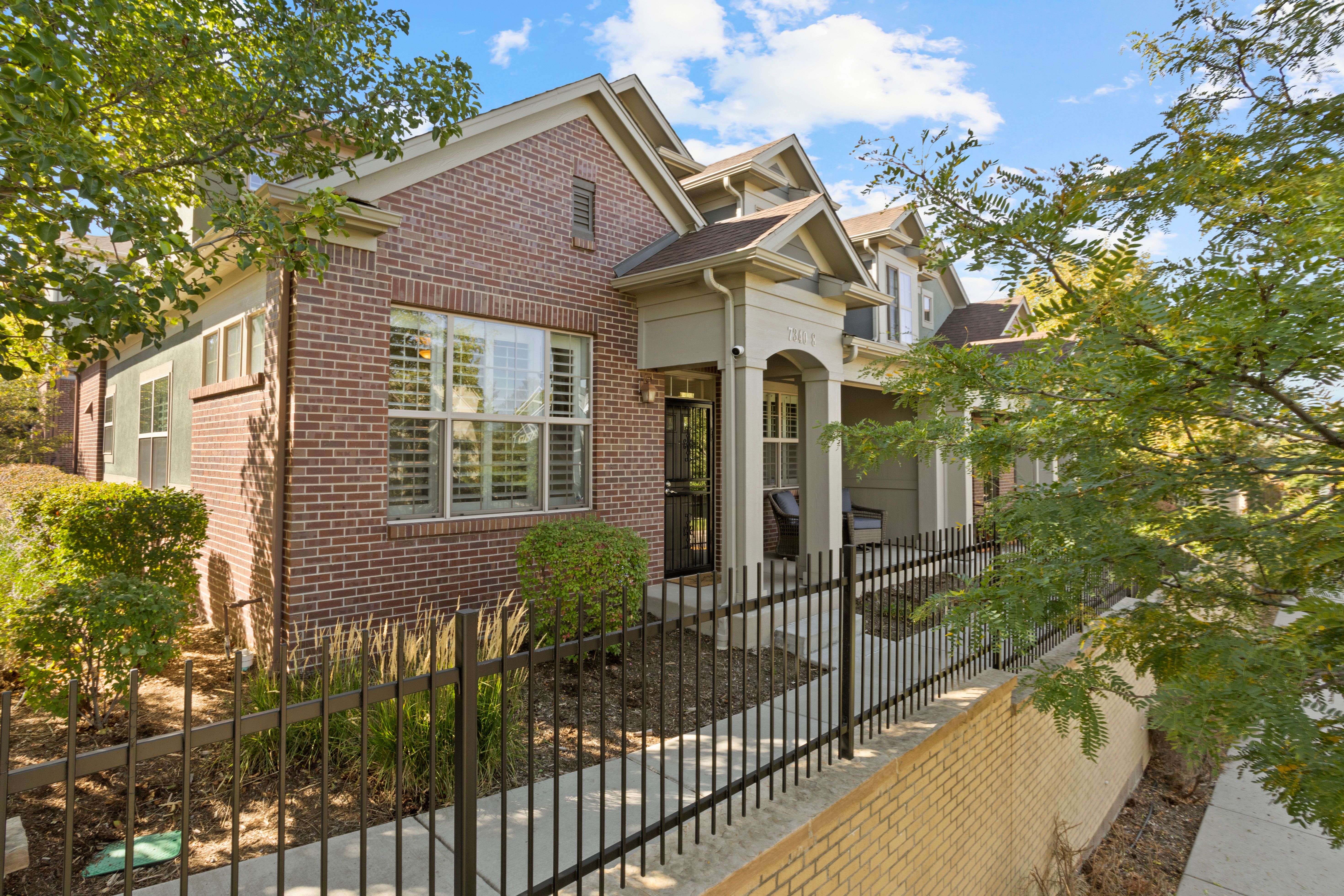 Crescent Ridge End Unit Townhome With Primary Main Floor Bedroom