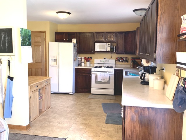Mecan Dr, Naperville, IL 60564