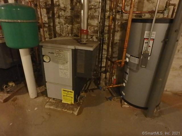 Maple St, Manchester, CT 06040