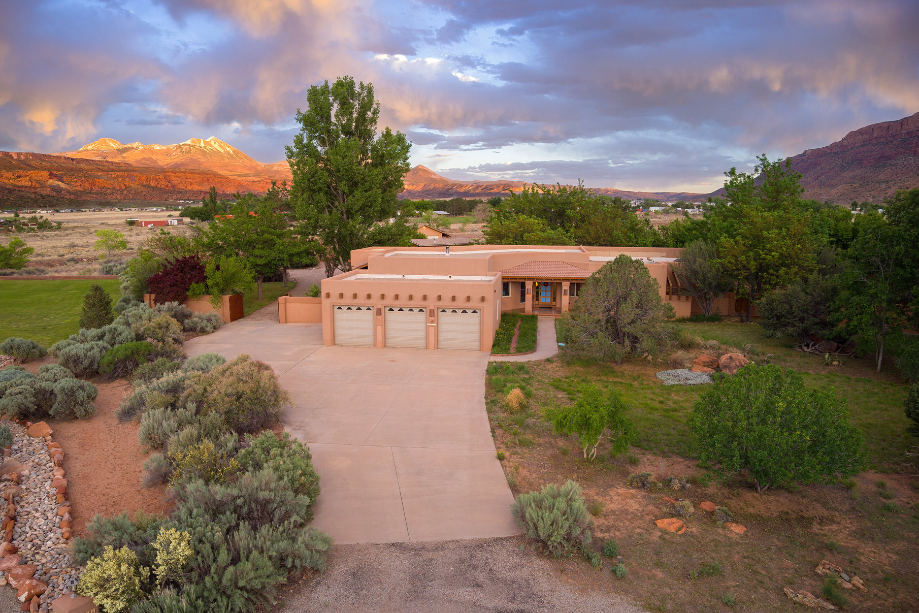 Serenely Spacious Santa Fe Retreat: A Stately Home Nestled in a Quiet Cul-de-Sac