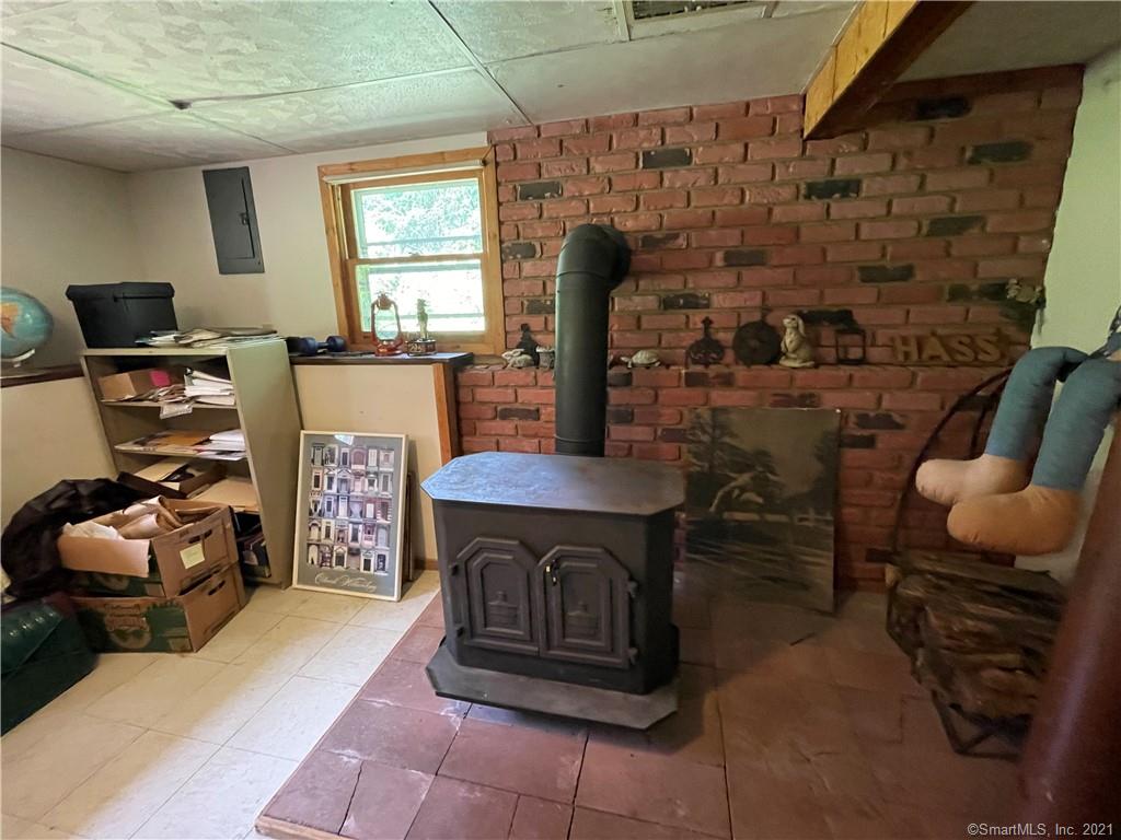Evelyn Dr, Naugatuck, CT 06770