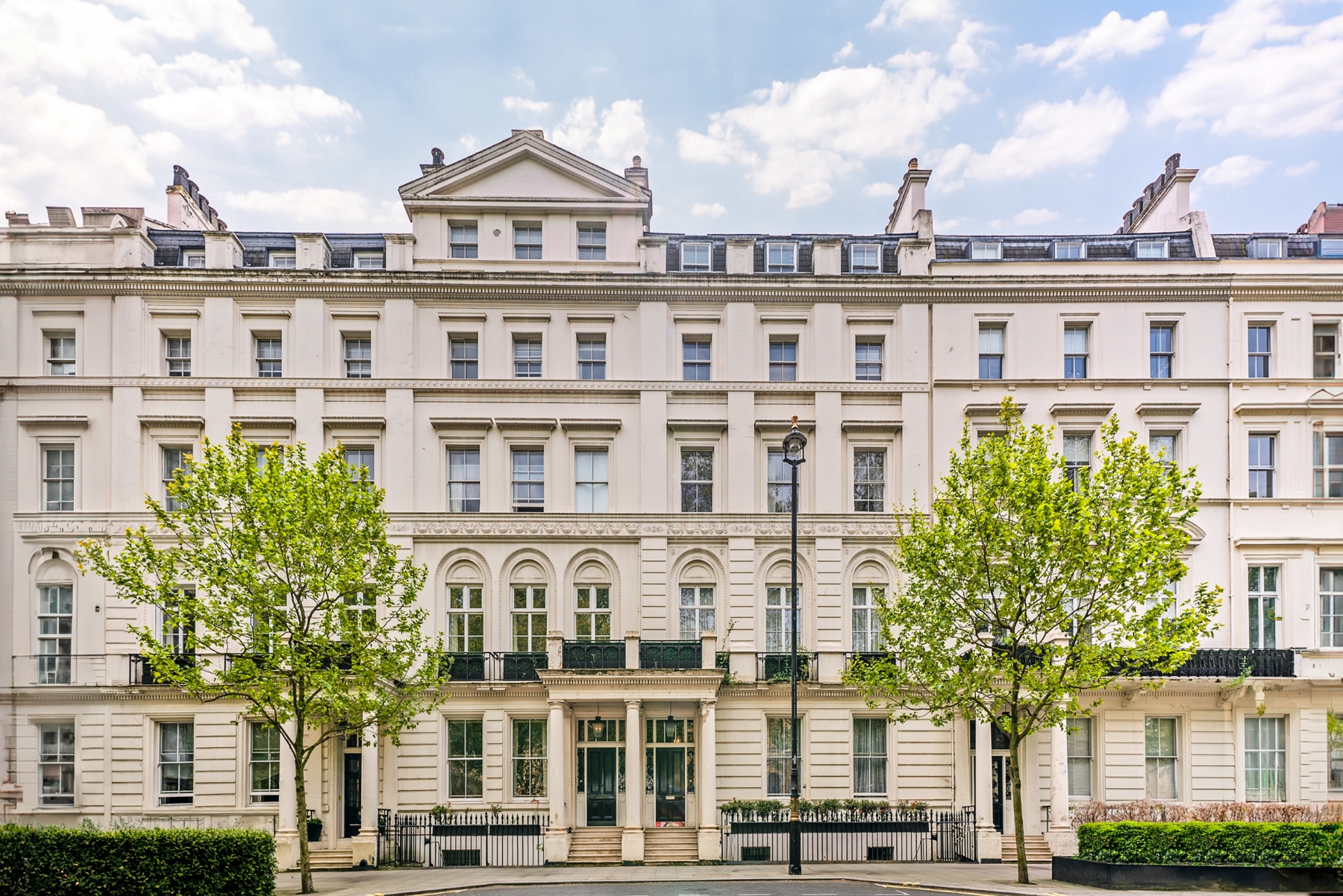 Refurbished apartment in redeveloped moments from Buckingham Palace