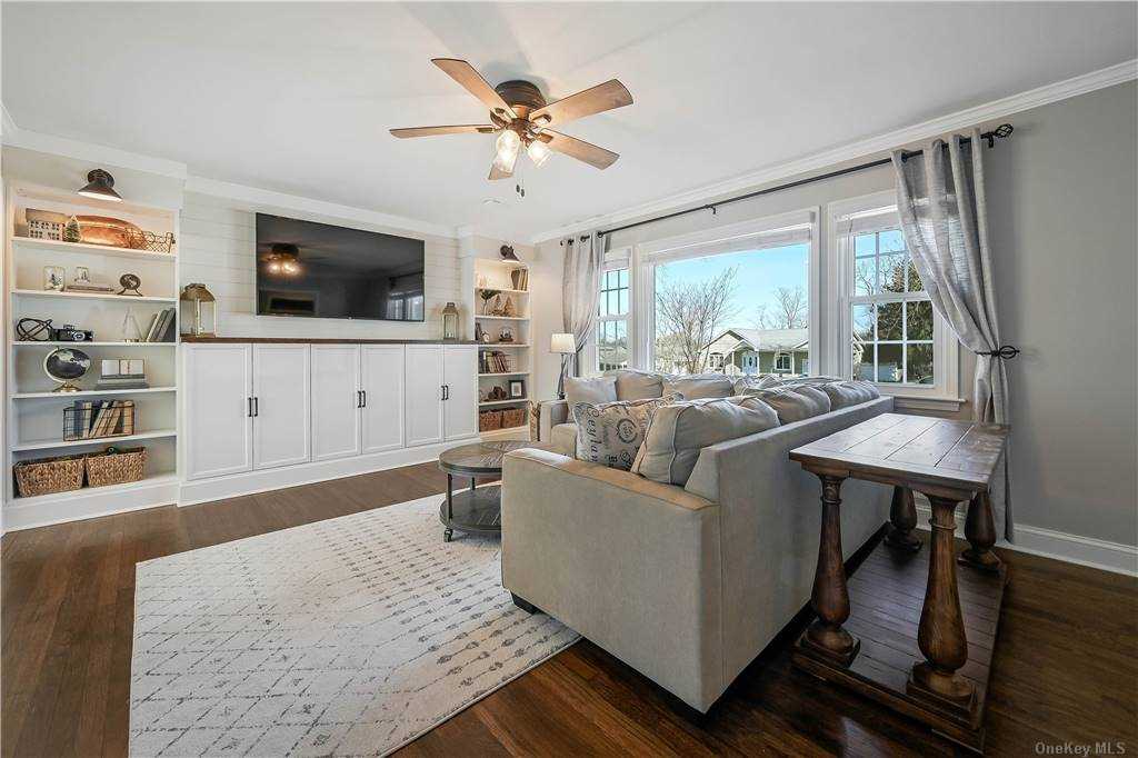 Arbor Ln, Hauppauge, NY 11788