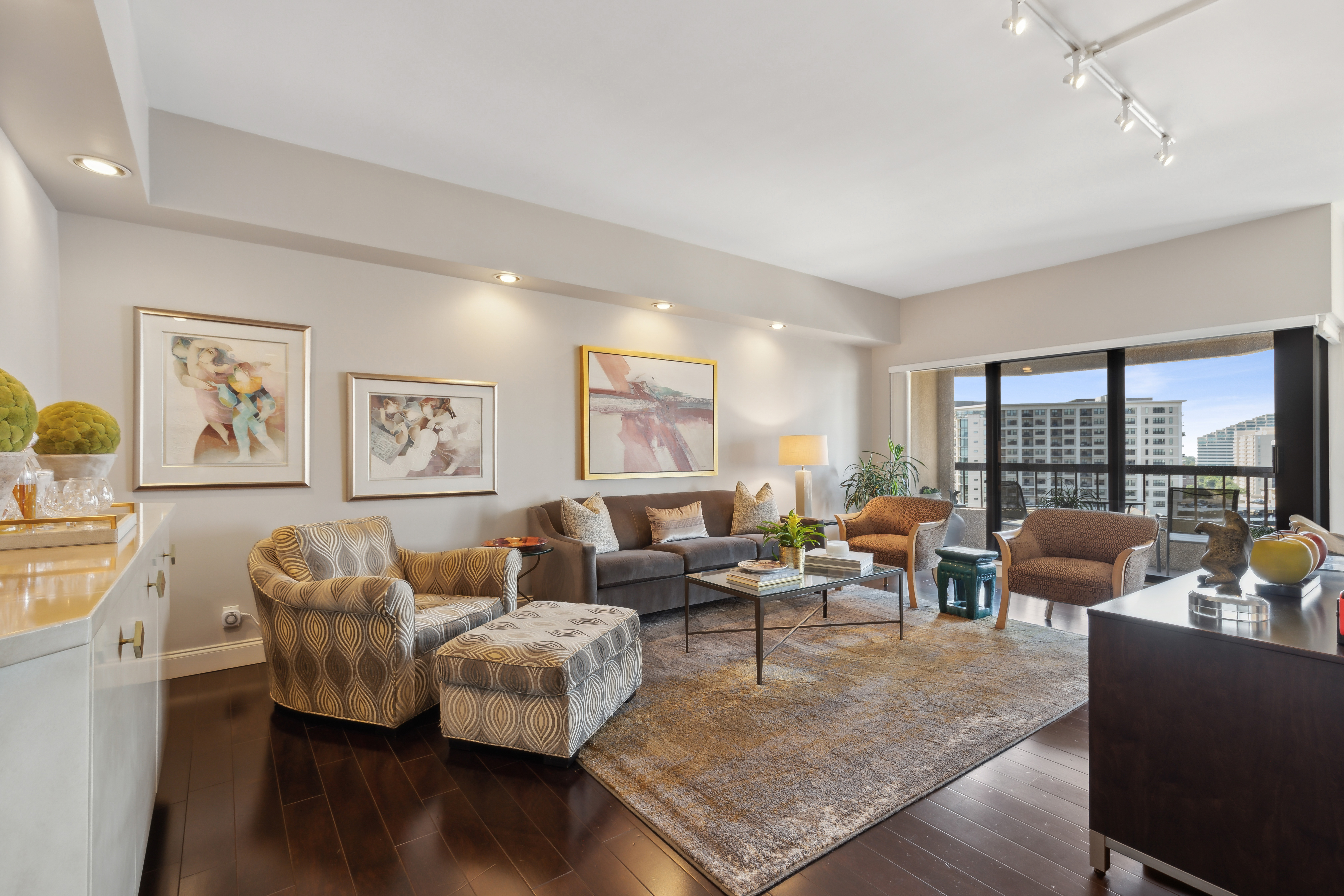 Updated condo on the tenth floor in the heart of Uptown Dallas