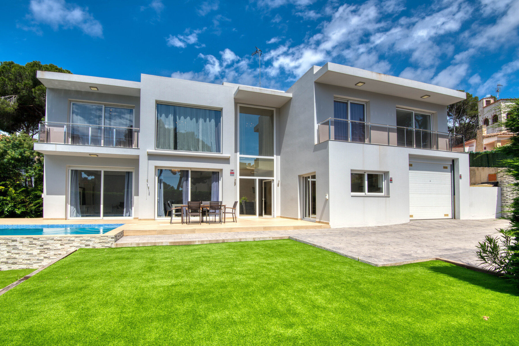 Modern house 200 meters from the beach.