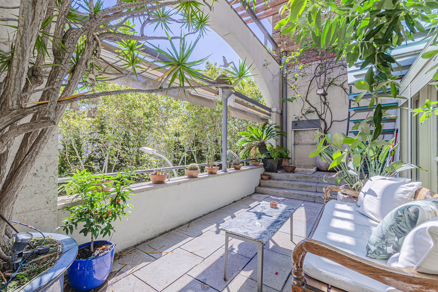 Charming three-story villa with 48 m2 of terraces in Eixample