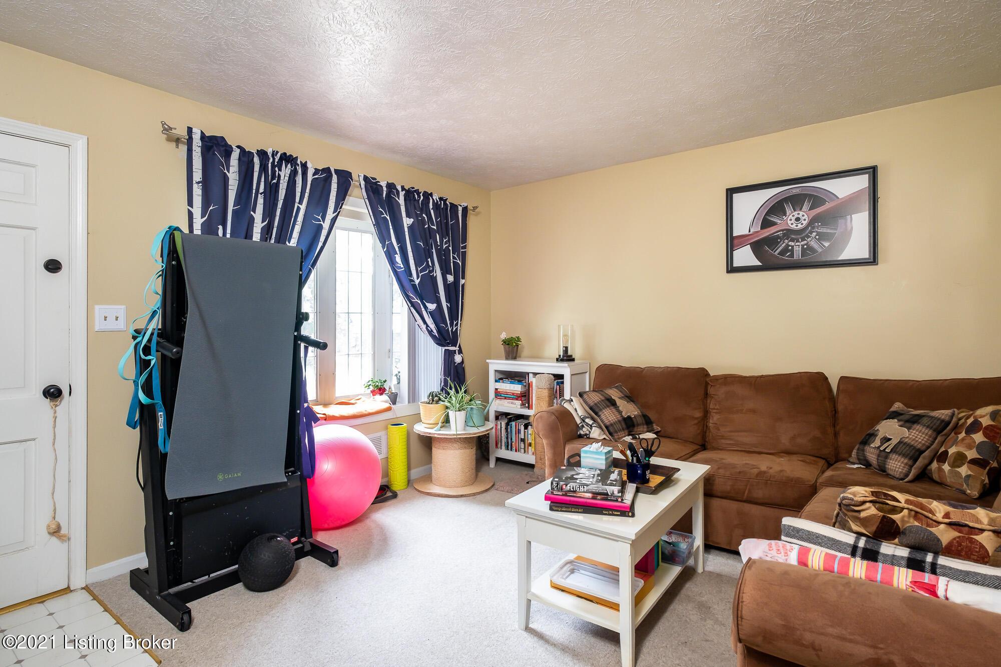 Closterwood Dr, Louisville, KY 40229
