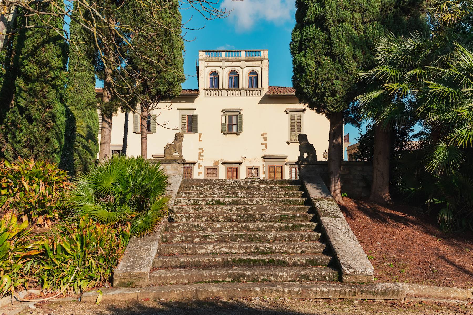 Elegant XIVth Century villa in 1 hectare park in Florence