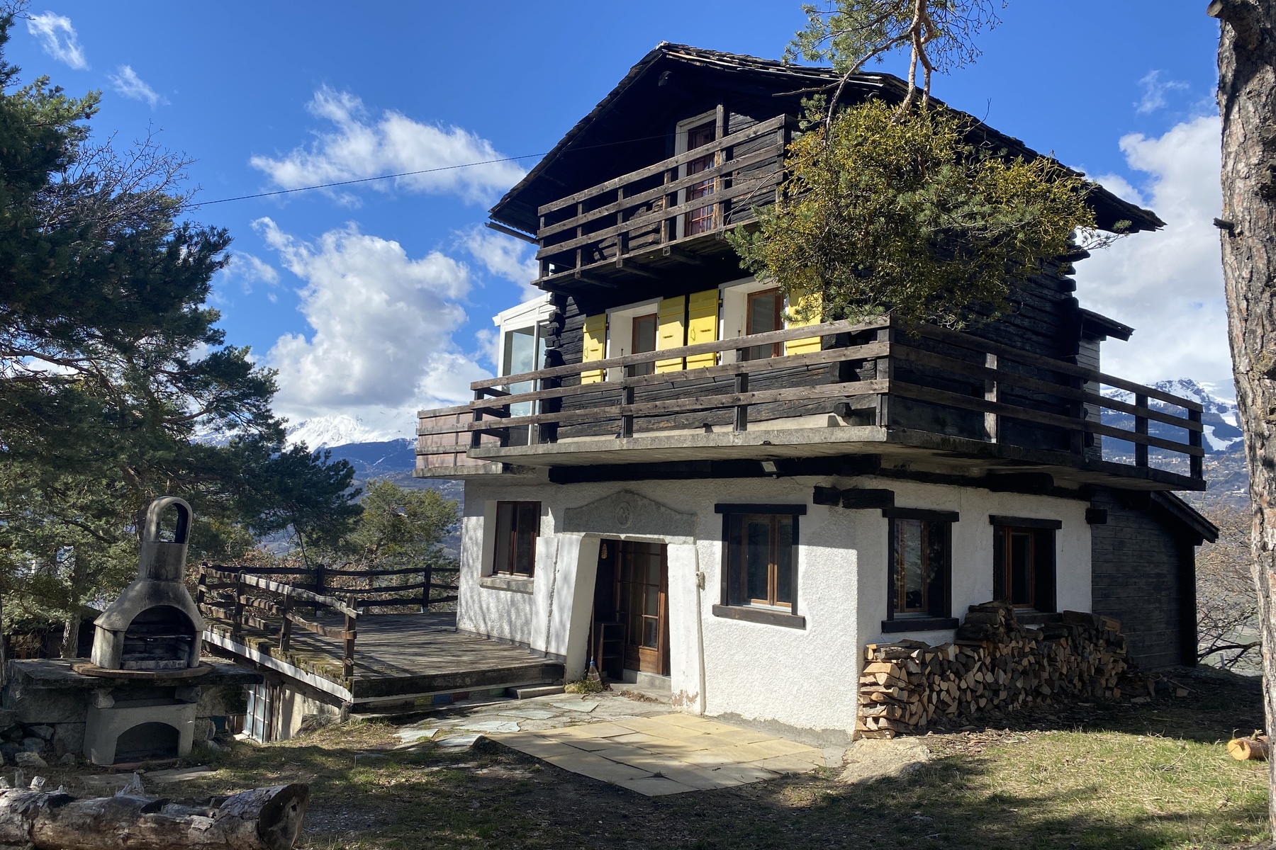 Pretty chalet in the heart of the forest, close to the plain