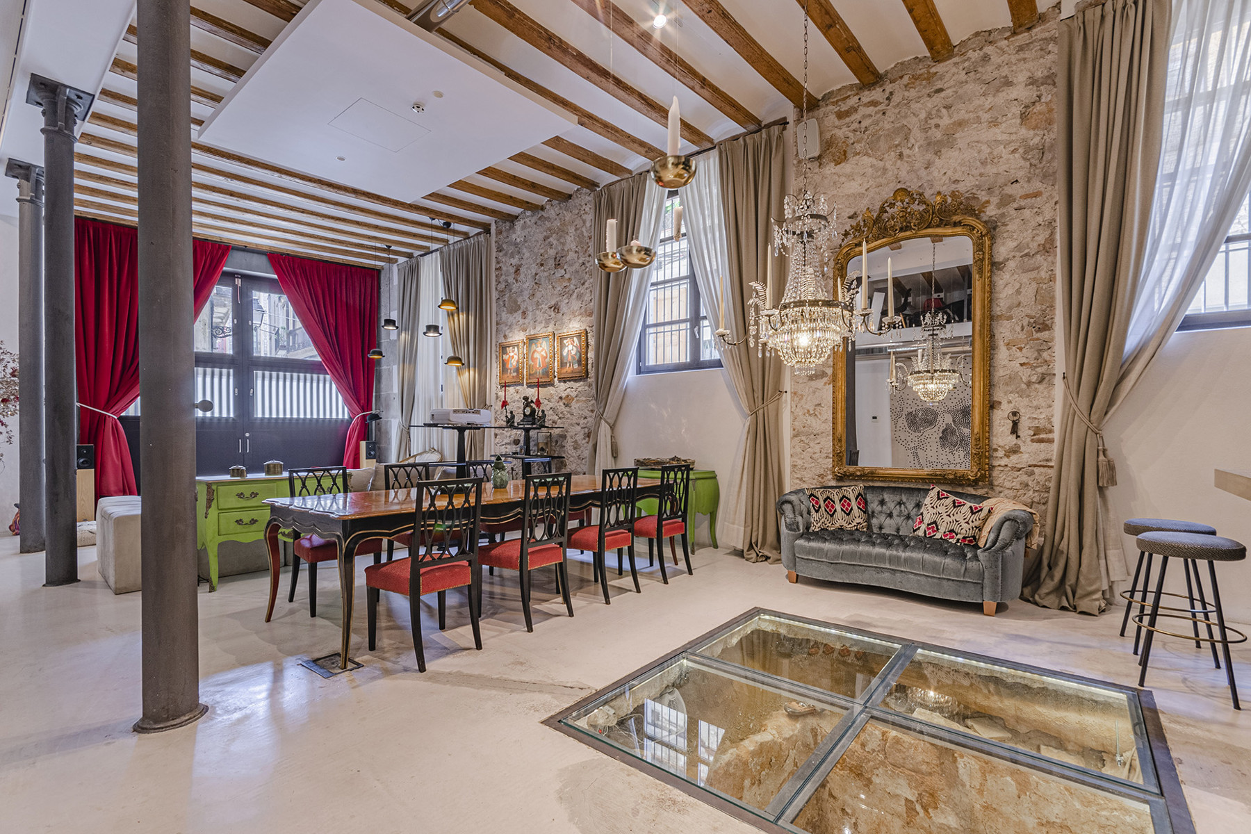 Renovated apartment with historical character in the Barri Gòtic