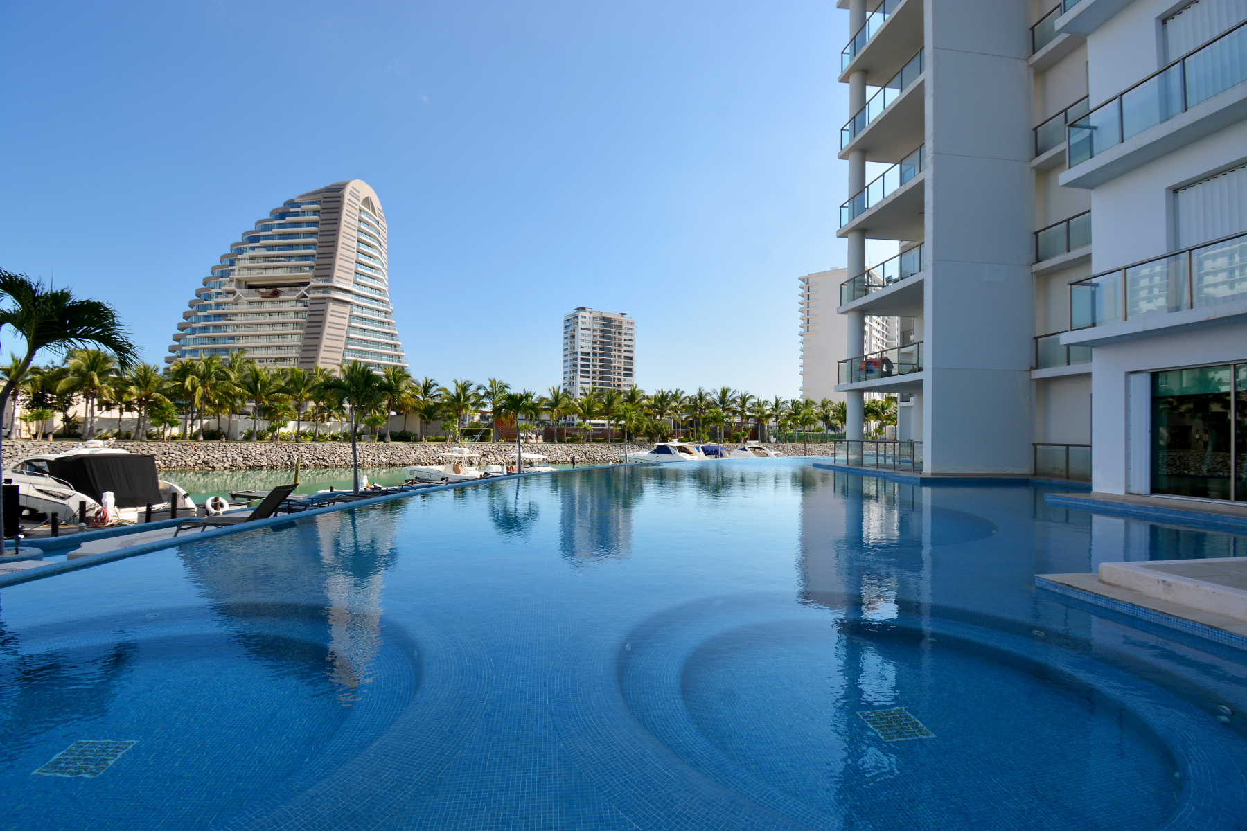 3 BEDROOM APARTMENT IN AN EXCLUSIVE AREA OF PUERTO CANCUN