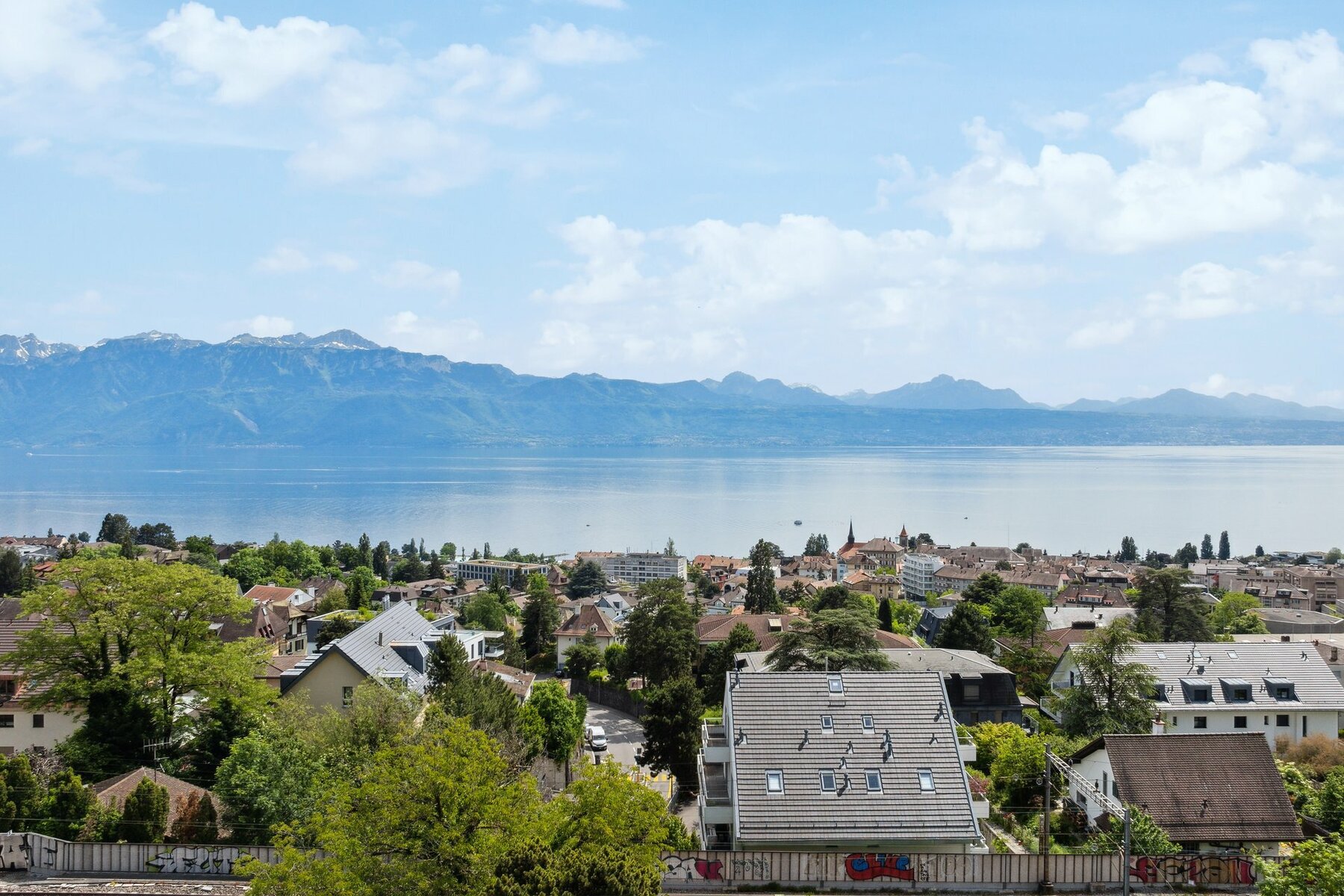 Facing the lake, beautiful detached villa to renovate