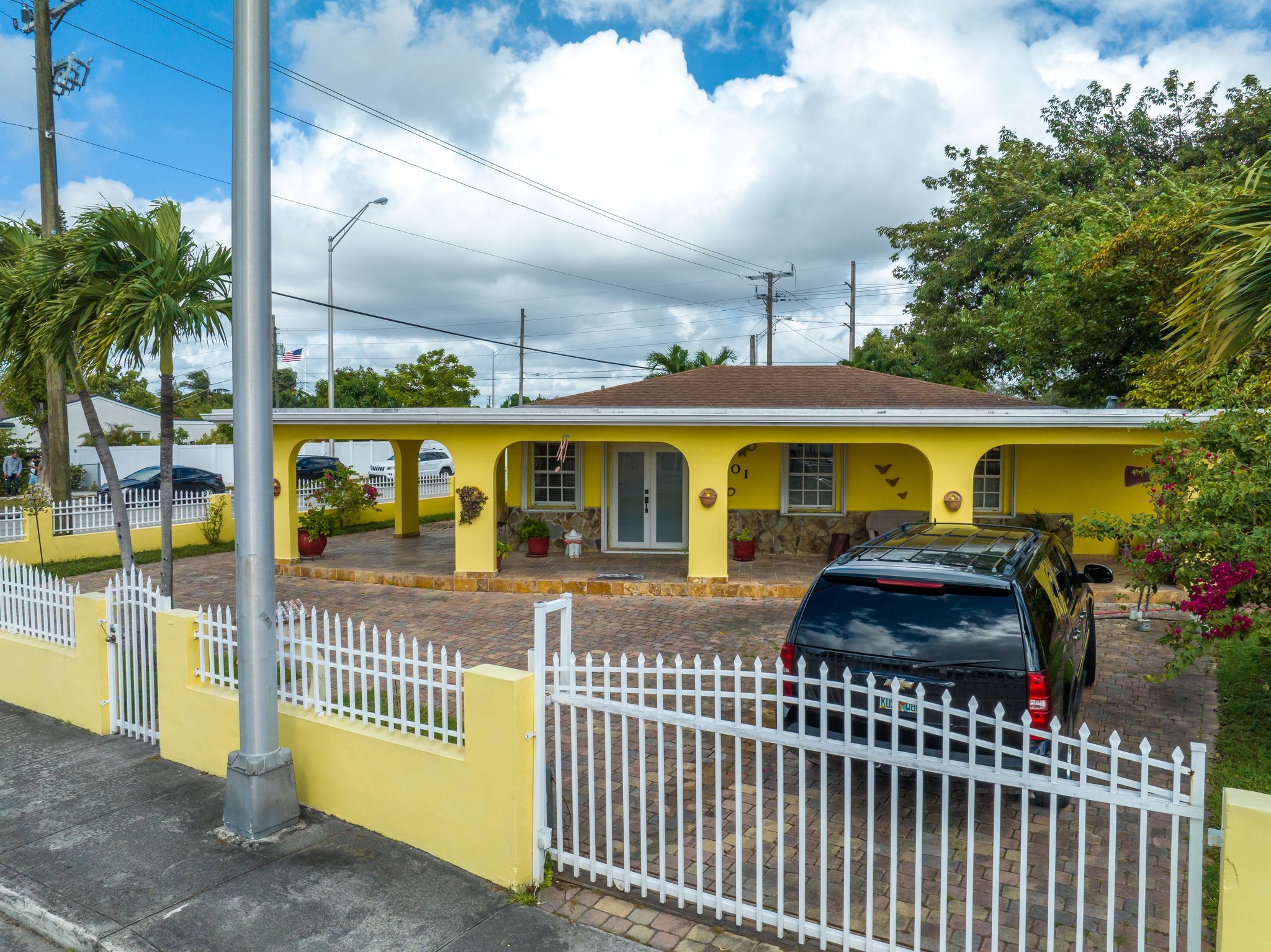 901 E 32nd St, Hialeah, FL