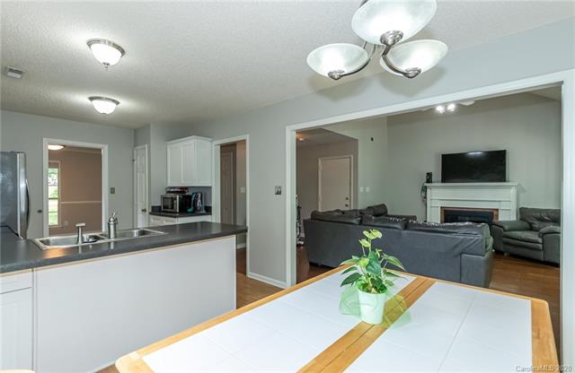 Kirkley Glen Ln, Charlotte, NC 28215