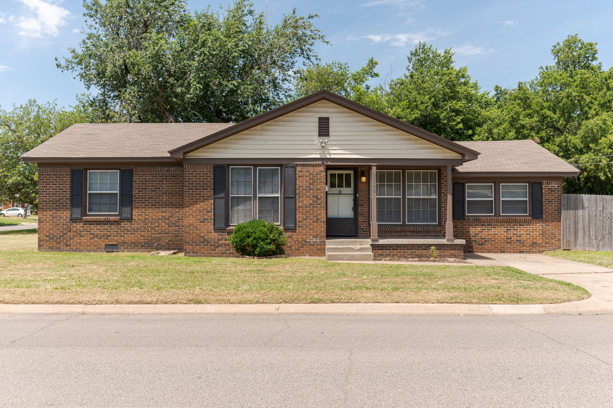 9309 Nichols Road, The Village, OK 73120