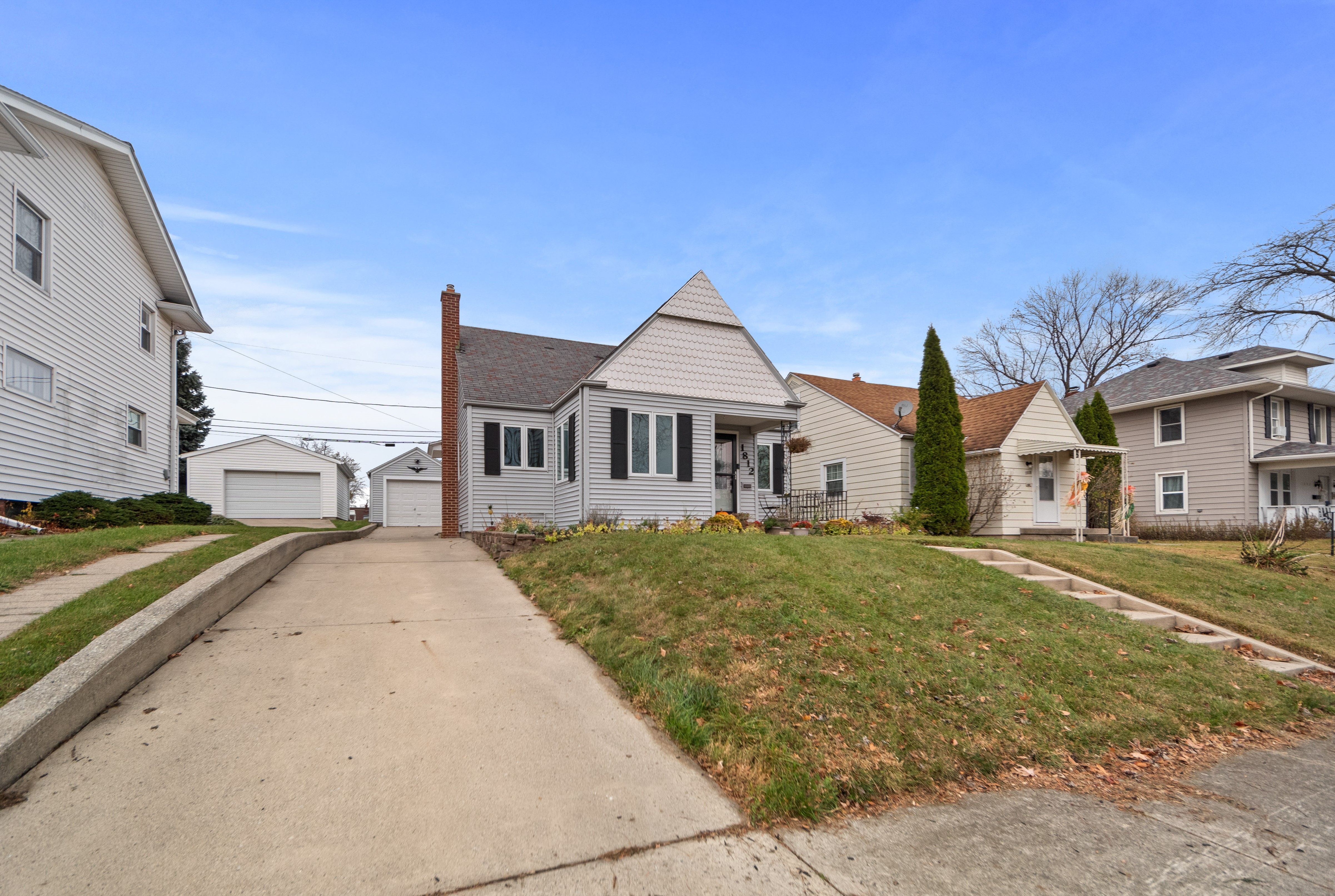 1.5 Story Home in Charming Neighborhood