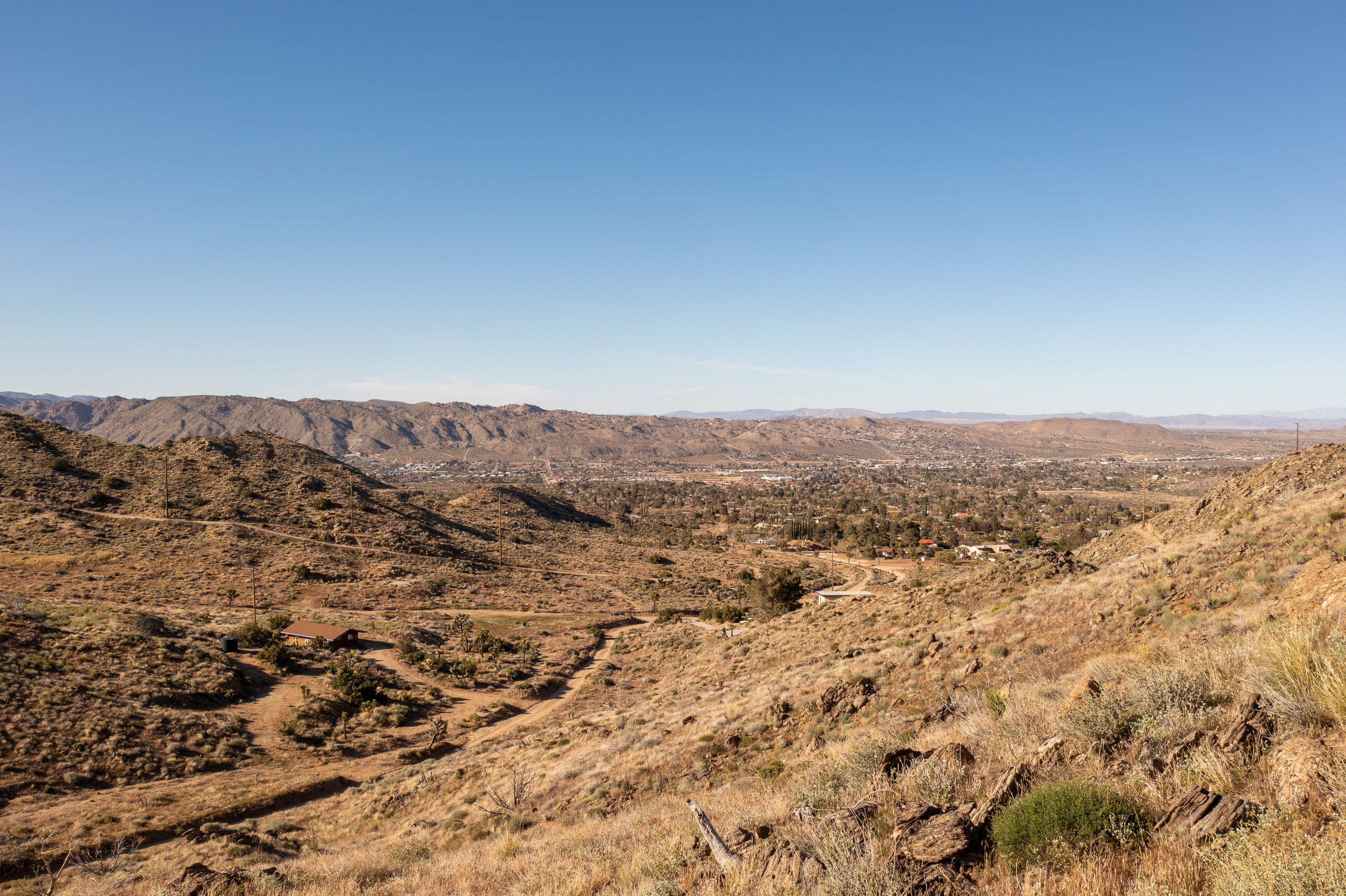 Panoramic Hilltop Retreat: 5 Acres of Hi-Desert Bliss