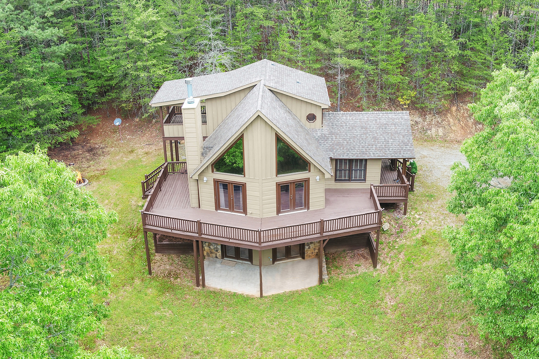 Secluded Cabin Nestled Above The Toccoa River