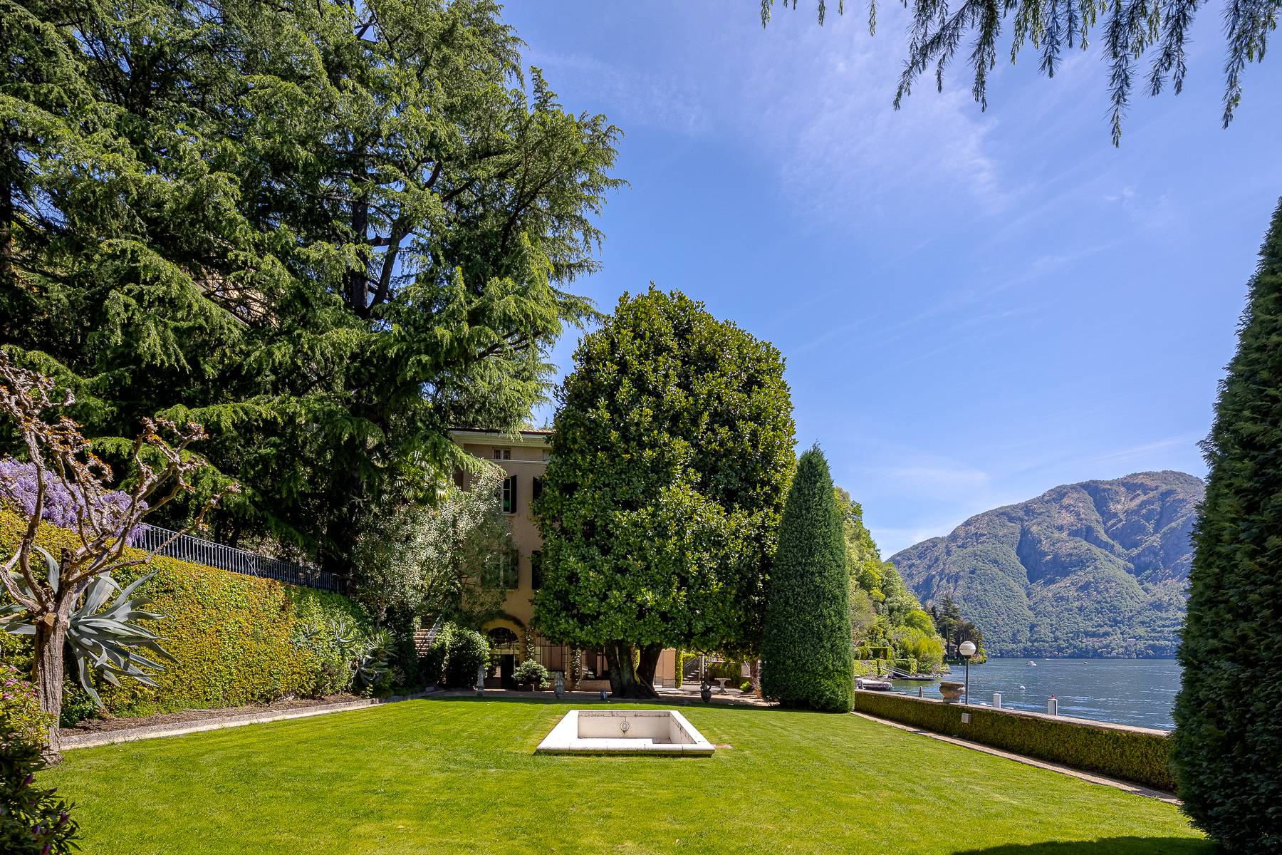 Elegant 1900s villa with direct access to the lake