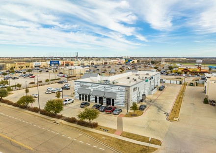 Closer view of Cavendars to Best Buy Store Fronts