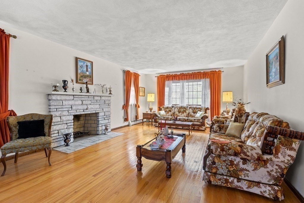 74 Lovejoy Rd, Andover, MA 01810