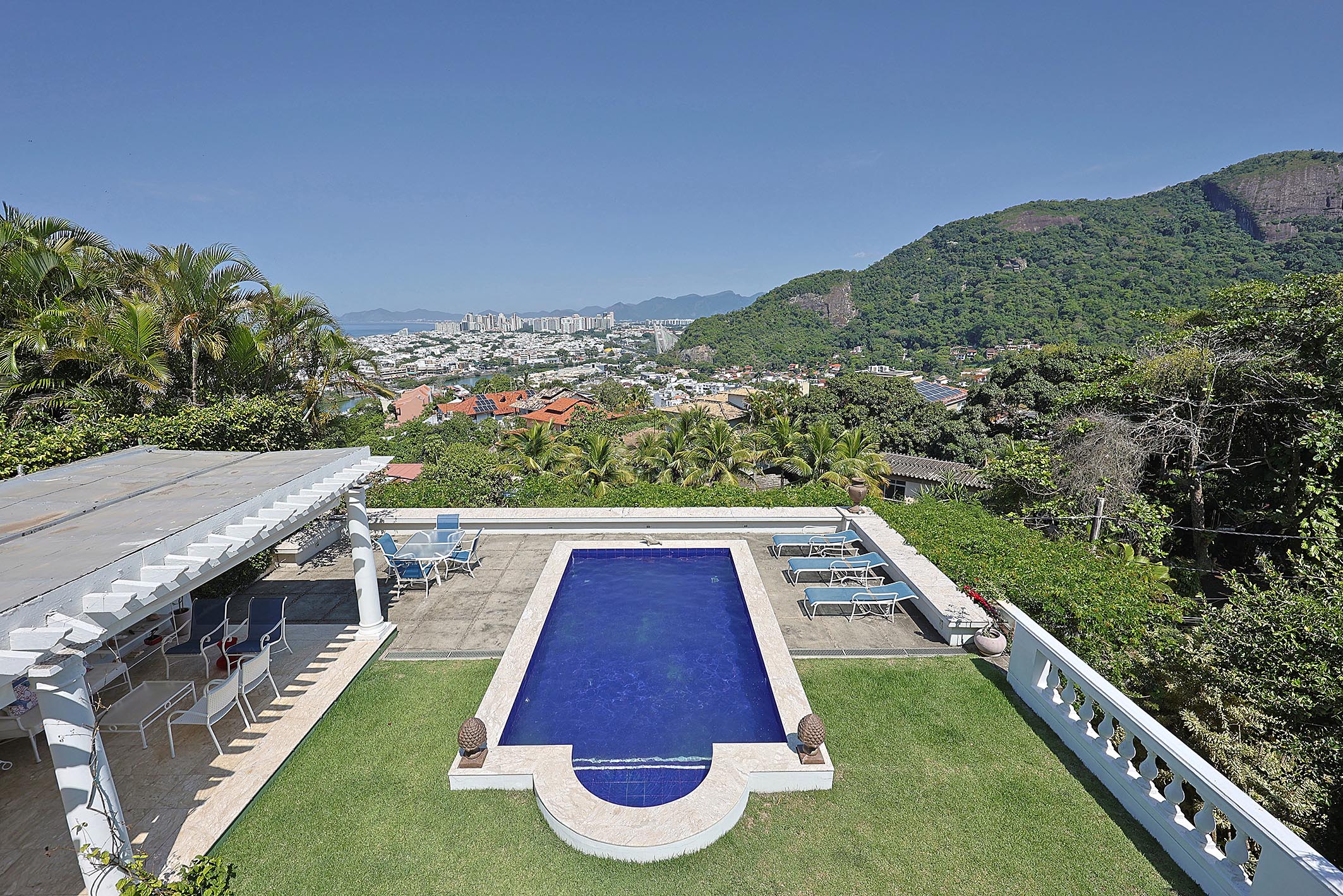 House in Joá with ocean view and five suites, in a gated community with security