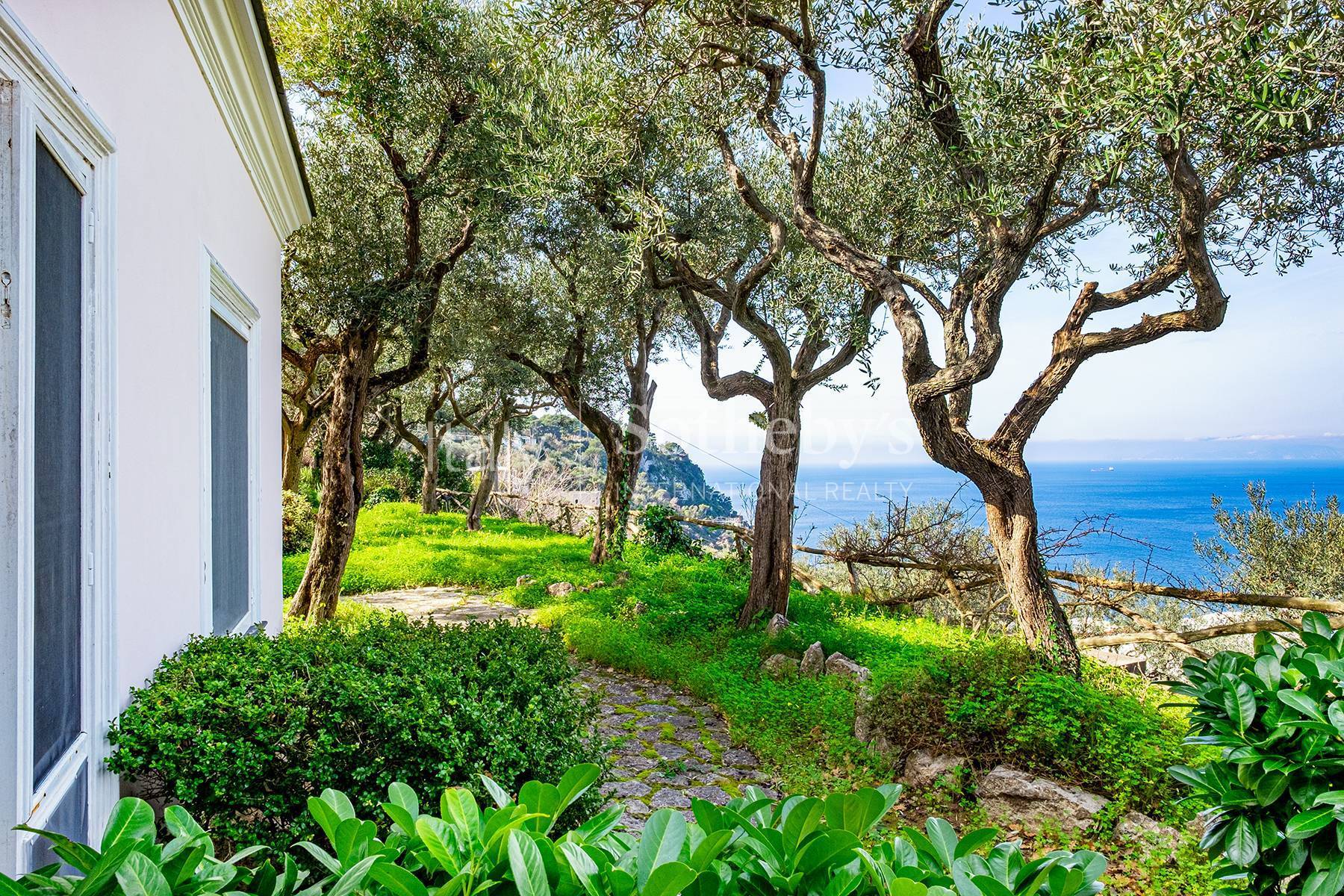 Magnificent villa overlooking the Grotta Azzurra