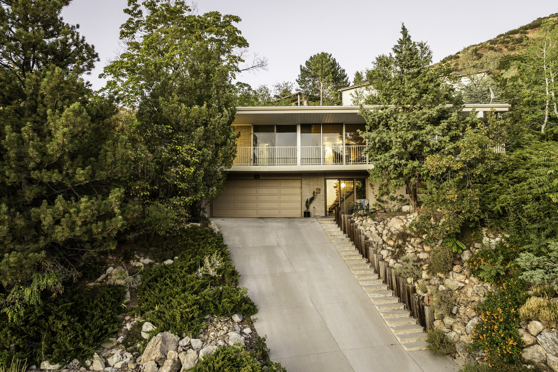 A Don Earl Home Over Looking The Valley