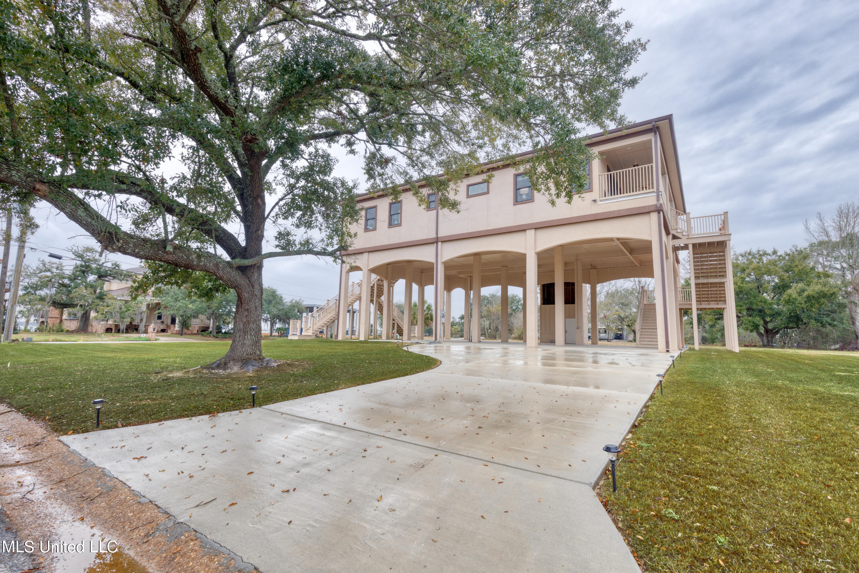 238 Lovers Ln, Ocean Springs, MS 39564