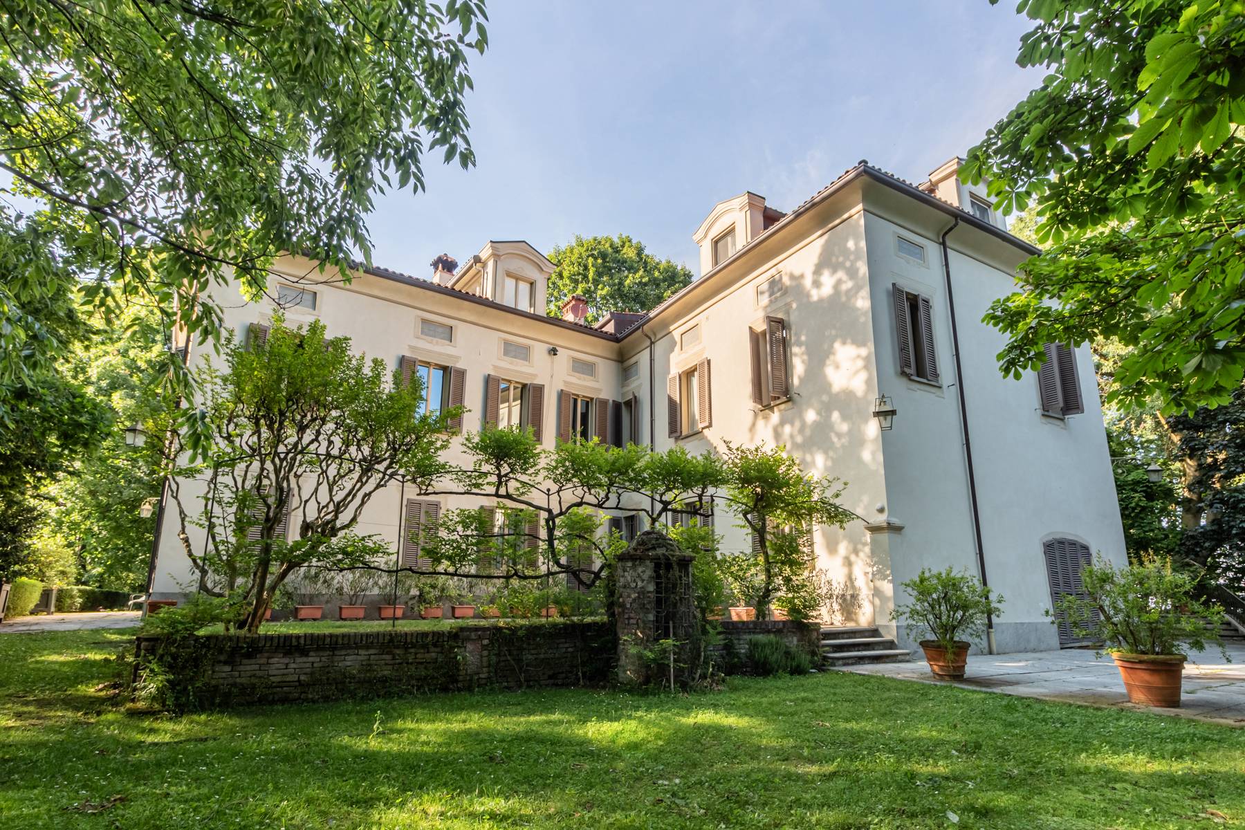 Apartment in period villa with terrace and swimming pool