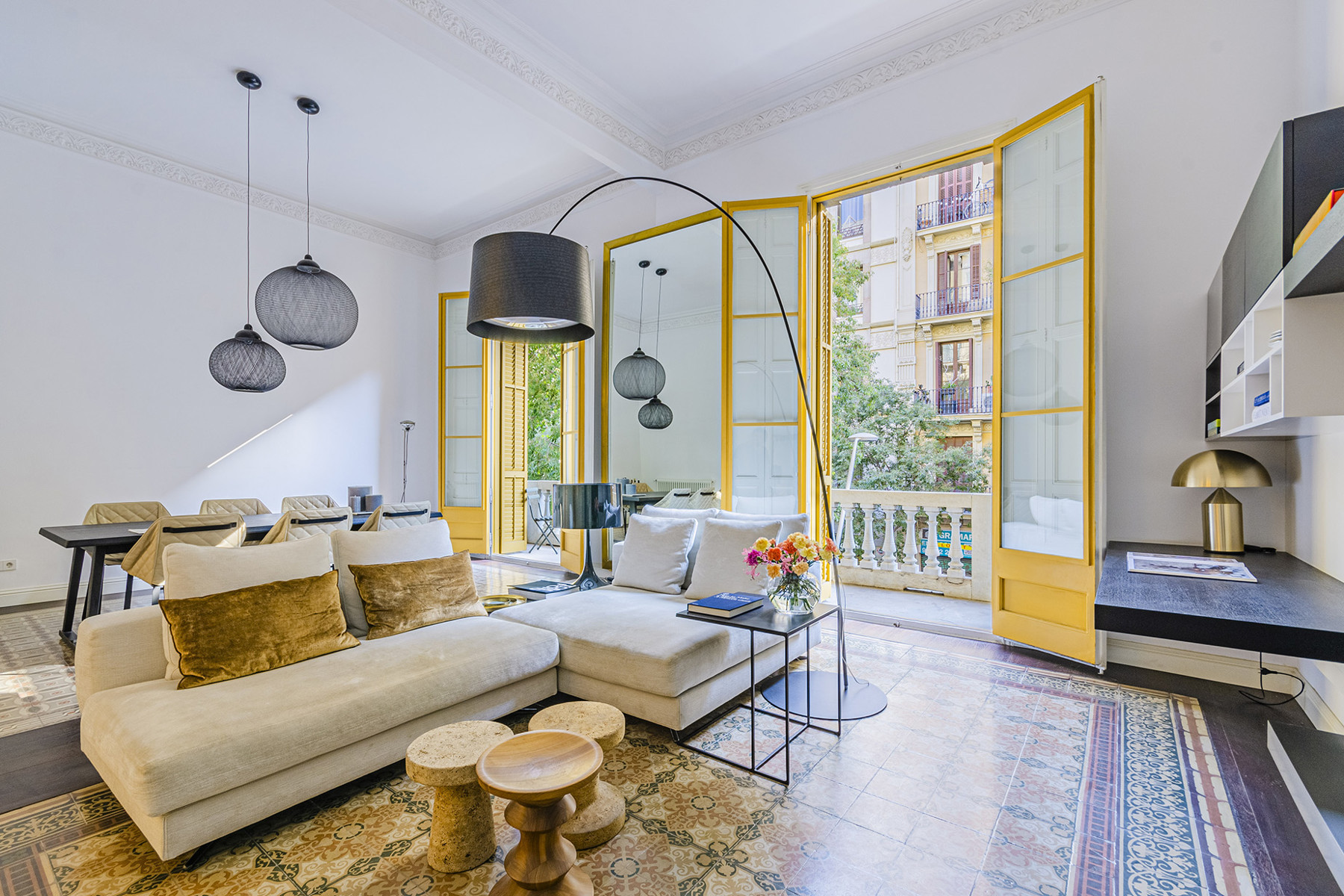 Splendid newly renovated apartment with terrace in Eixample