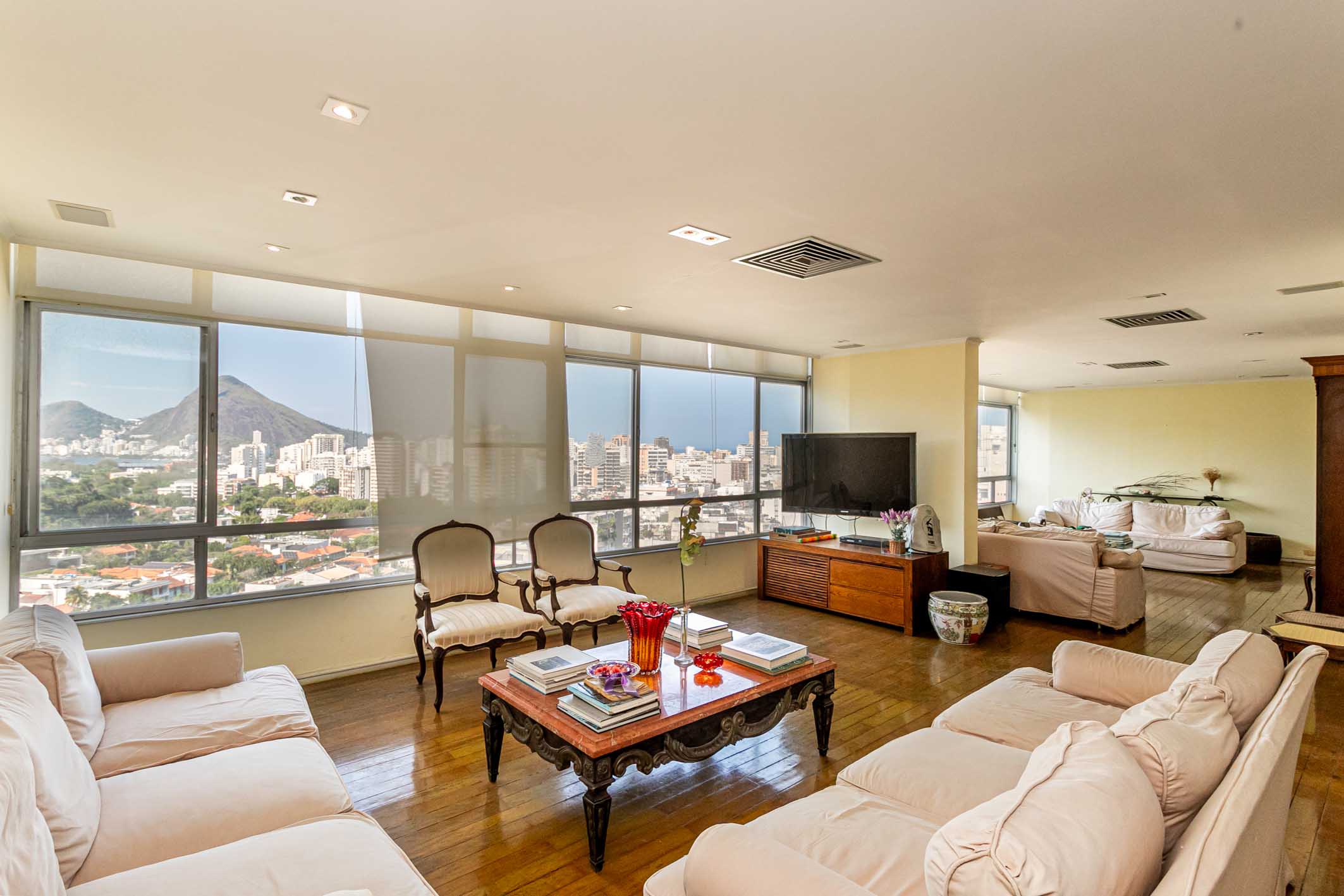 Spacious apartment with views of Christ the Redeemer and Lagoa in Leblon