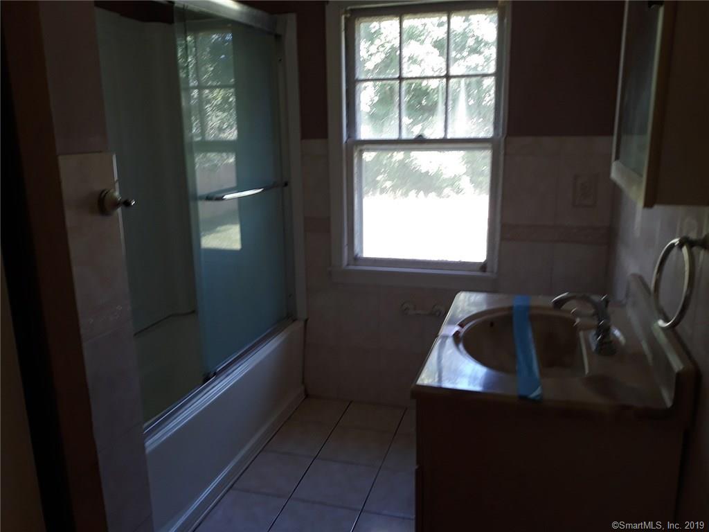 Mckinley St, Manchester, CT 06040