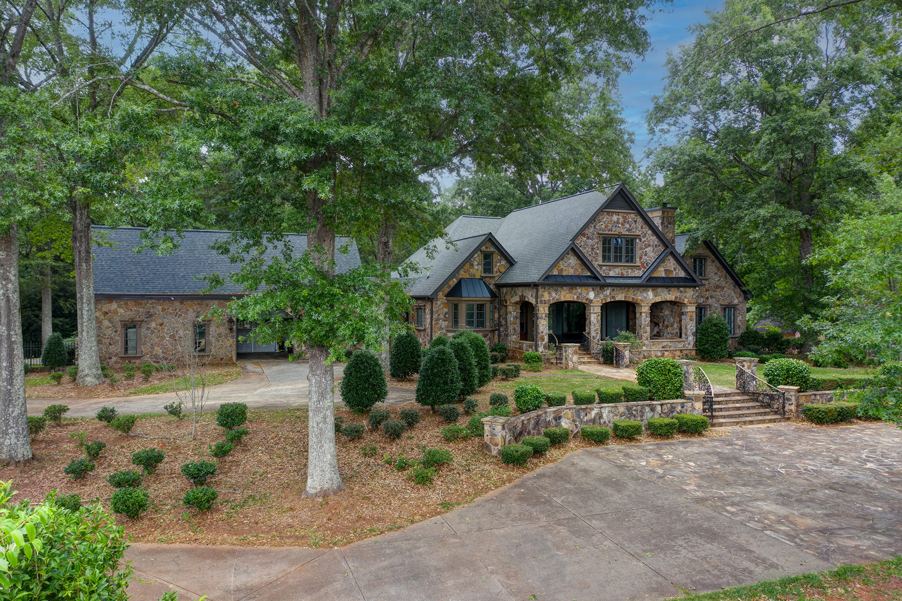 Stunning Custom Home On Fifteen Acres In Coweta