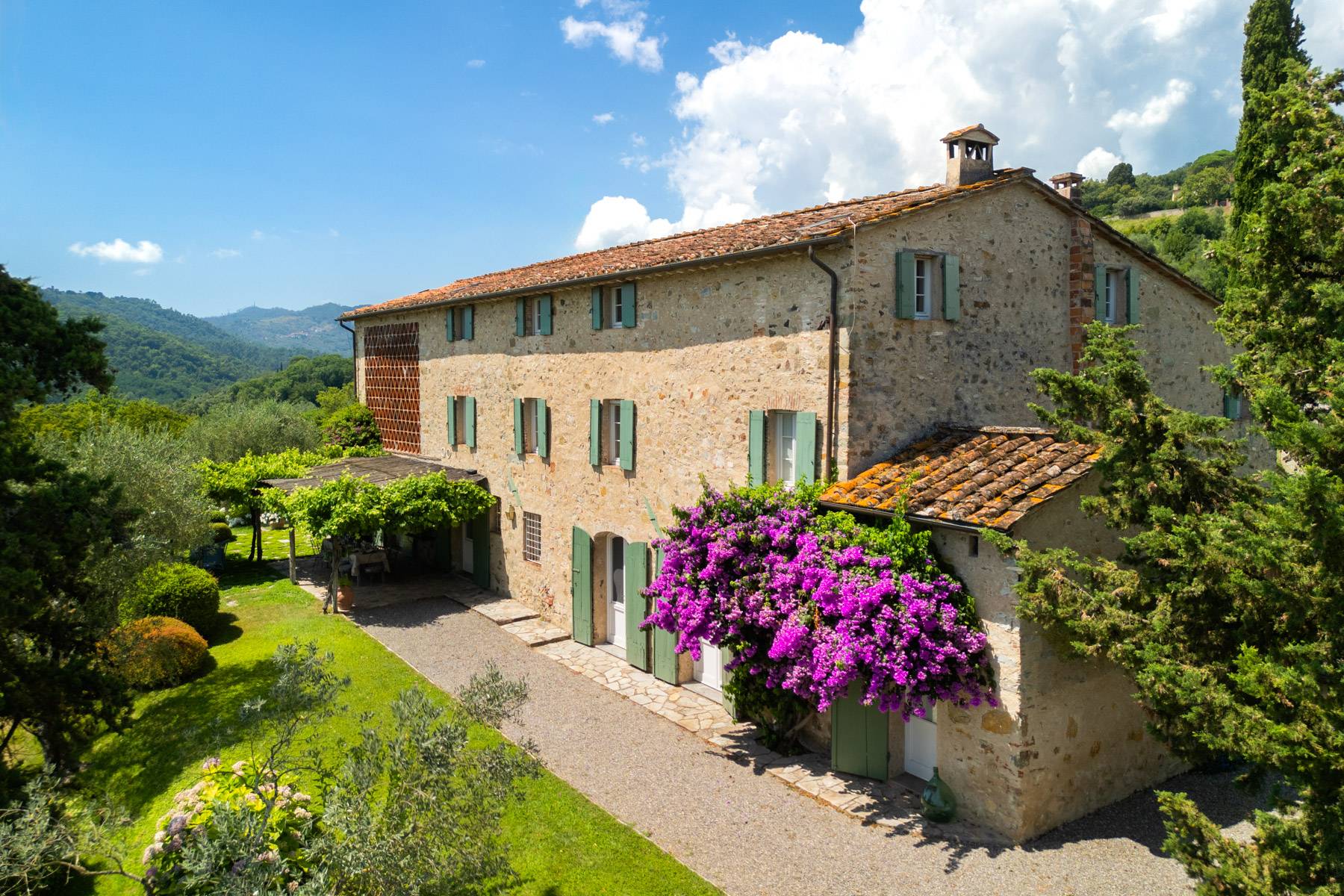 Romantic 18th-century farmhouse on the hills of Lucca