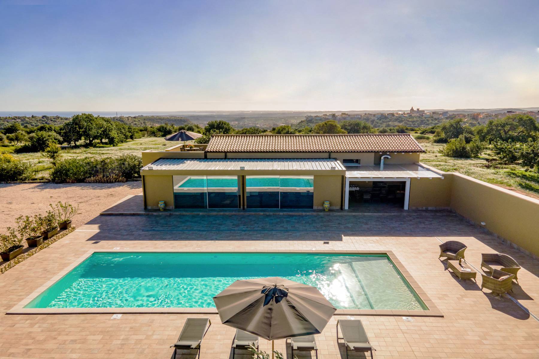 Independent house with pool and view of Noto