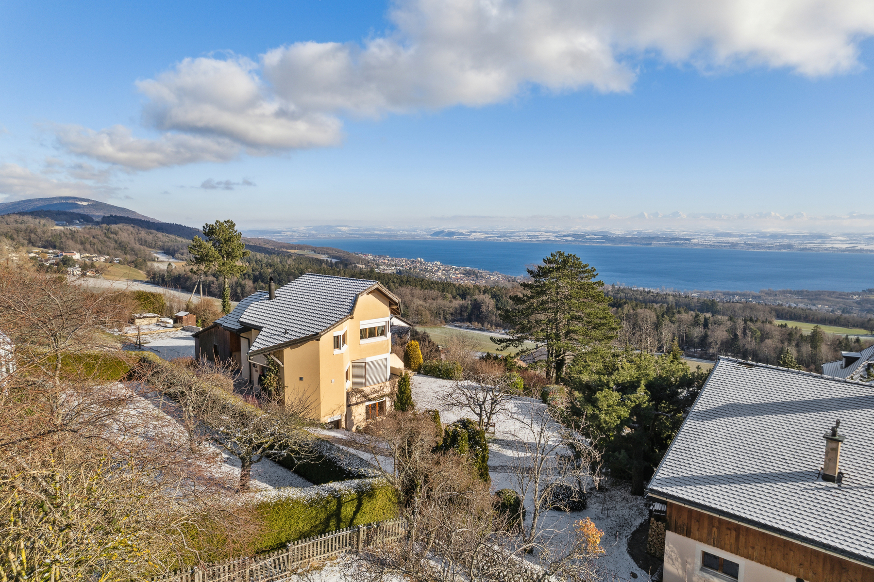 Magnificent villa with separate apartment and lake view