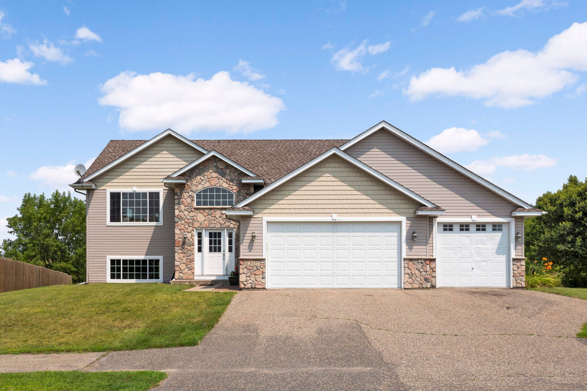 12027 Mayview Cove, Lindstrom, MN 55045