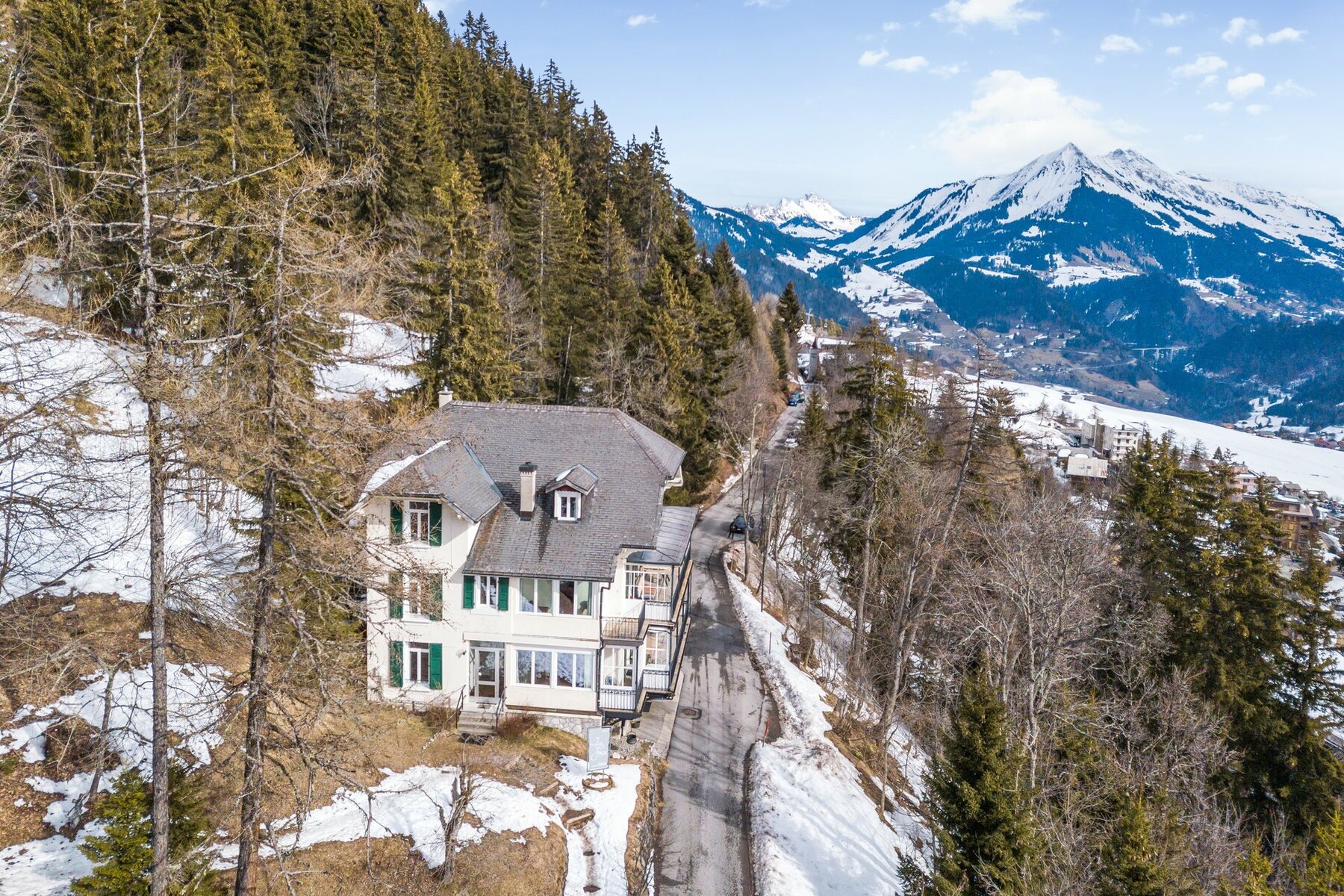 Vacation pension with a view over the valley