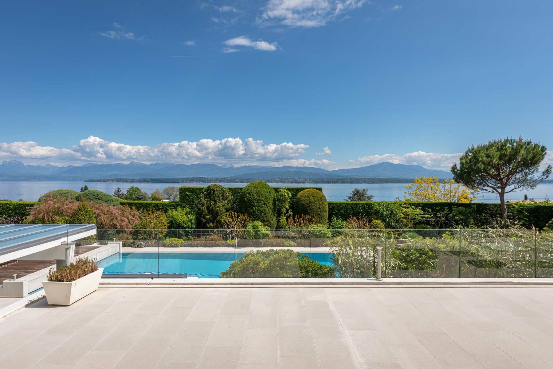 Luxurious development with incomparable views of Lake Geneva